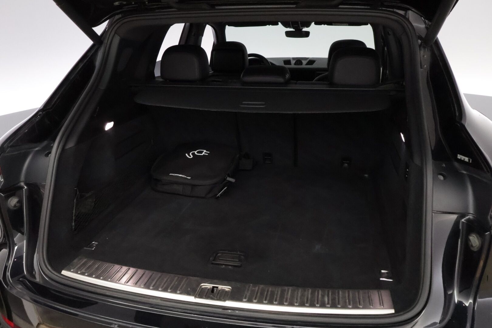 Porsche Cayenne 2019 E-Hybrid * Nahkasisusta / Panoraama / PASM / Peruutuskamera / HiFi / Sport Chrono / Suomiauto! - Navigointi / Juuri tullut Tampereelle!