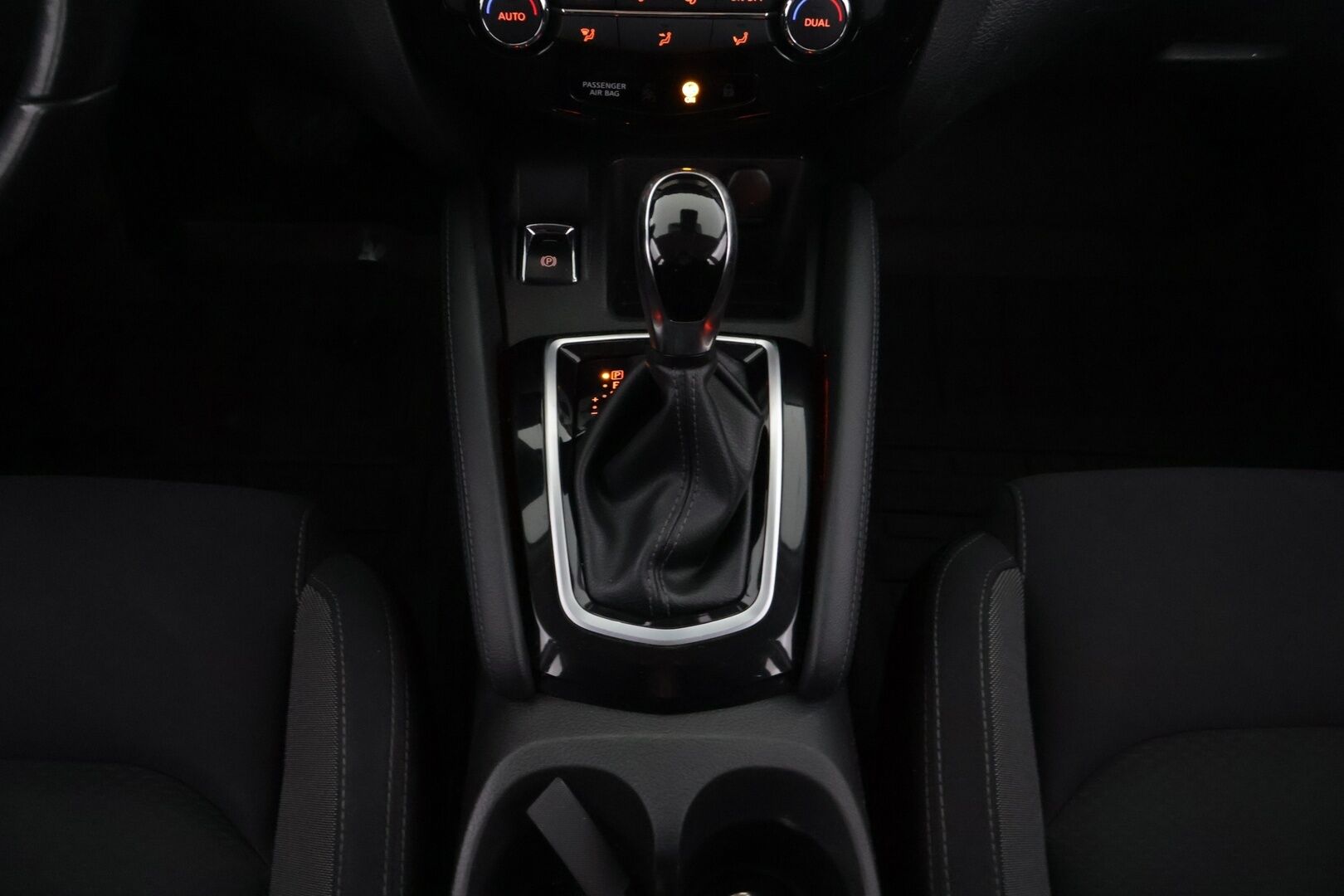 Nissan Qashqai 2018 DIG-T 115 N-Connecta 2WD Xtronic PFEB ** Lohko / 360-kamera / Navi / Kaistavahti - ** Juuri huolettu / Kahdet asialliset renkaat vanteilla ** - HULLUT JOULUT KORKOTARJOUS 2,49% 