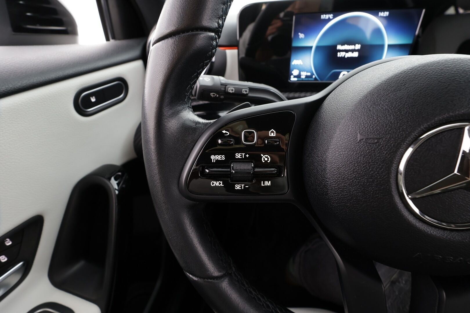 Mercedes-Benz A 2019 200 A Launch Edition Style * LED-High Performance / P.Kamera / Sportpenkit / Digimittaristo / Kaistavahti / Vakkari * - Suomi-auto / Kahdet renkaat