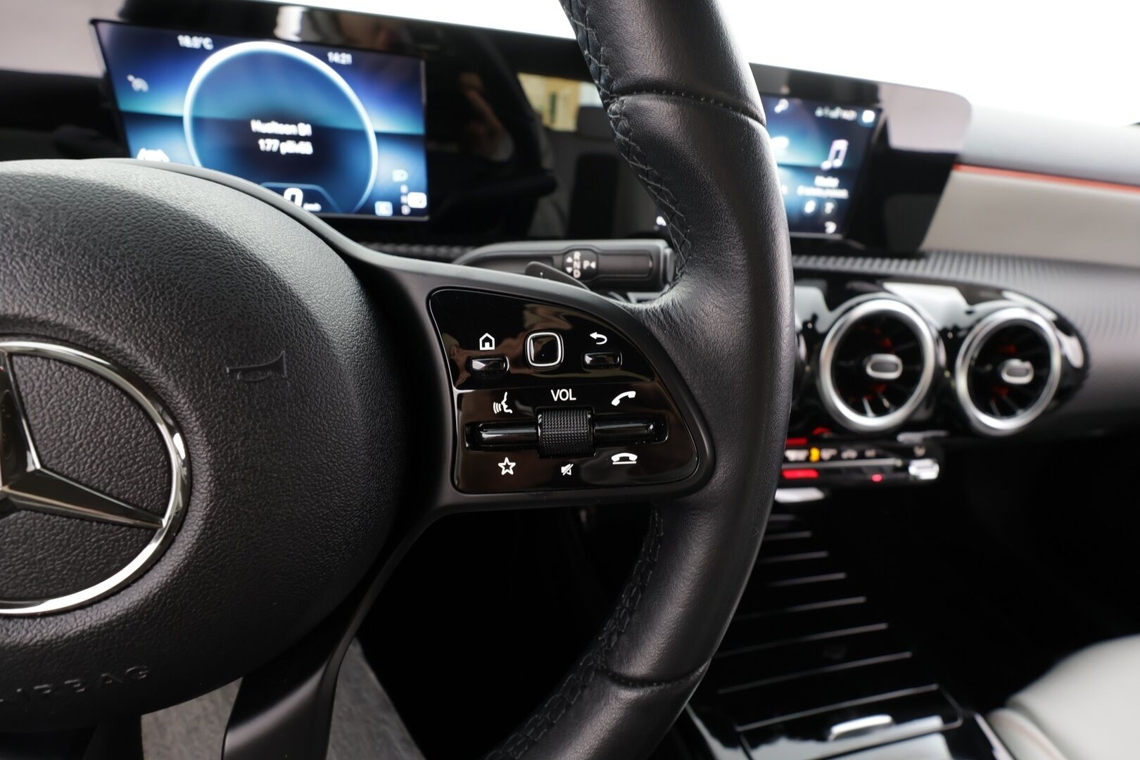 Mercedes-Benz A 2019 200 A Launch Edition Style * LED-High Performance / P.Kamera / Sportpenkit / Digimittaristo / Kaistavahti / Vakkari * - Suomi-auto / Kahdet renkaat