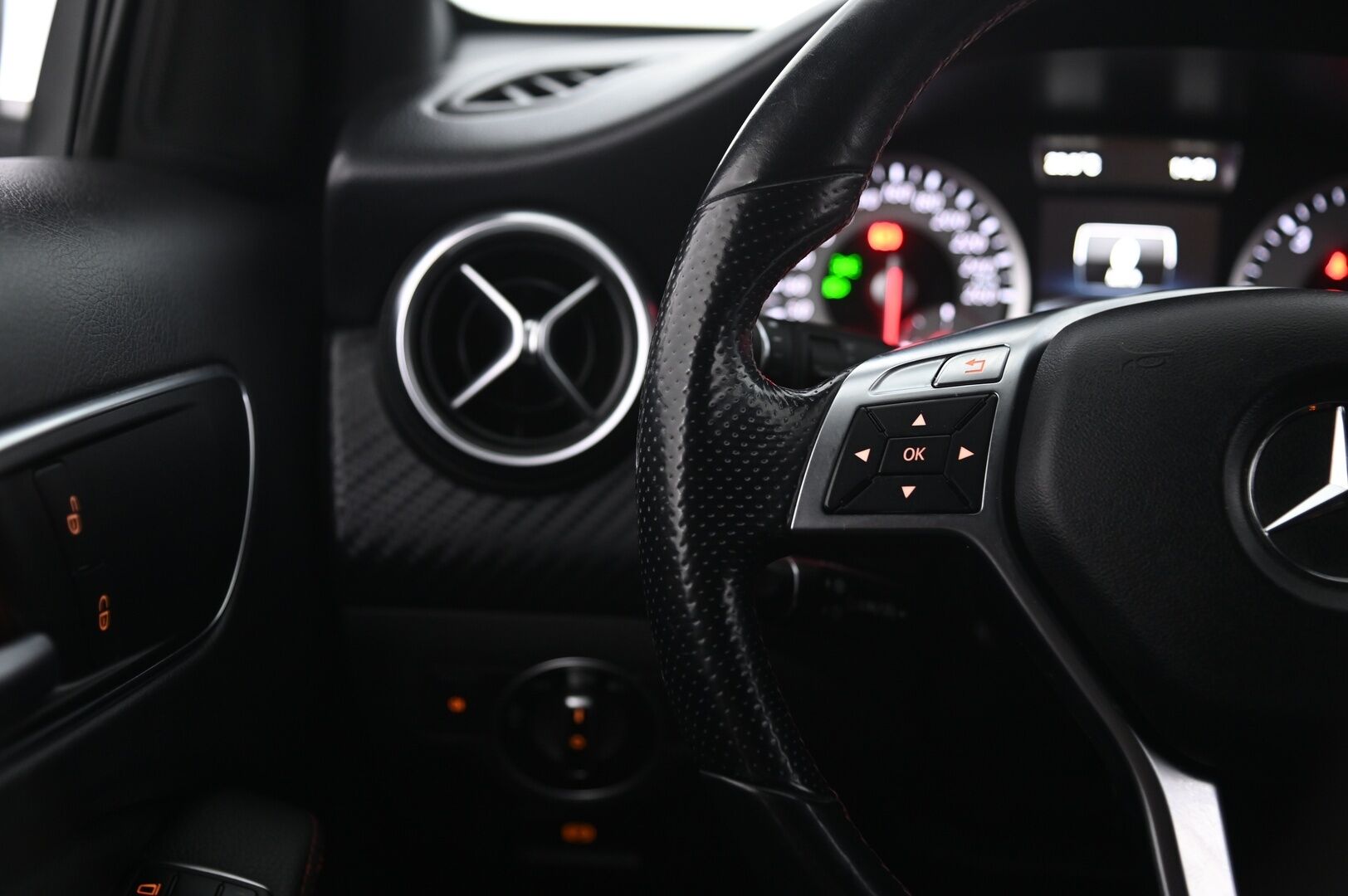 Mercedes-Benz A 2014 200 CDI BE AMG - Tutkat | Vakkari | Lohko | BT | 2x renkaat&alumiinivanteet