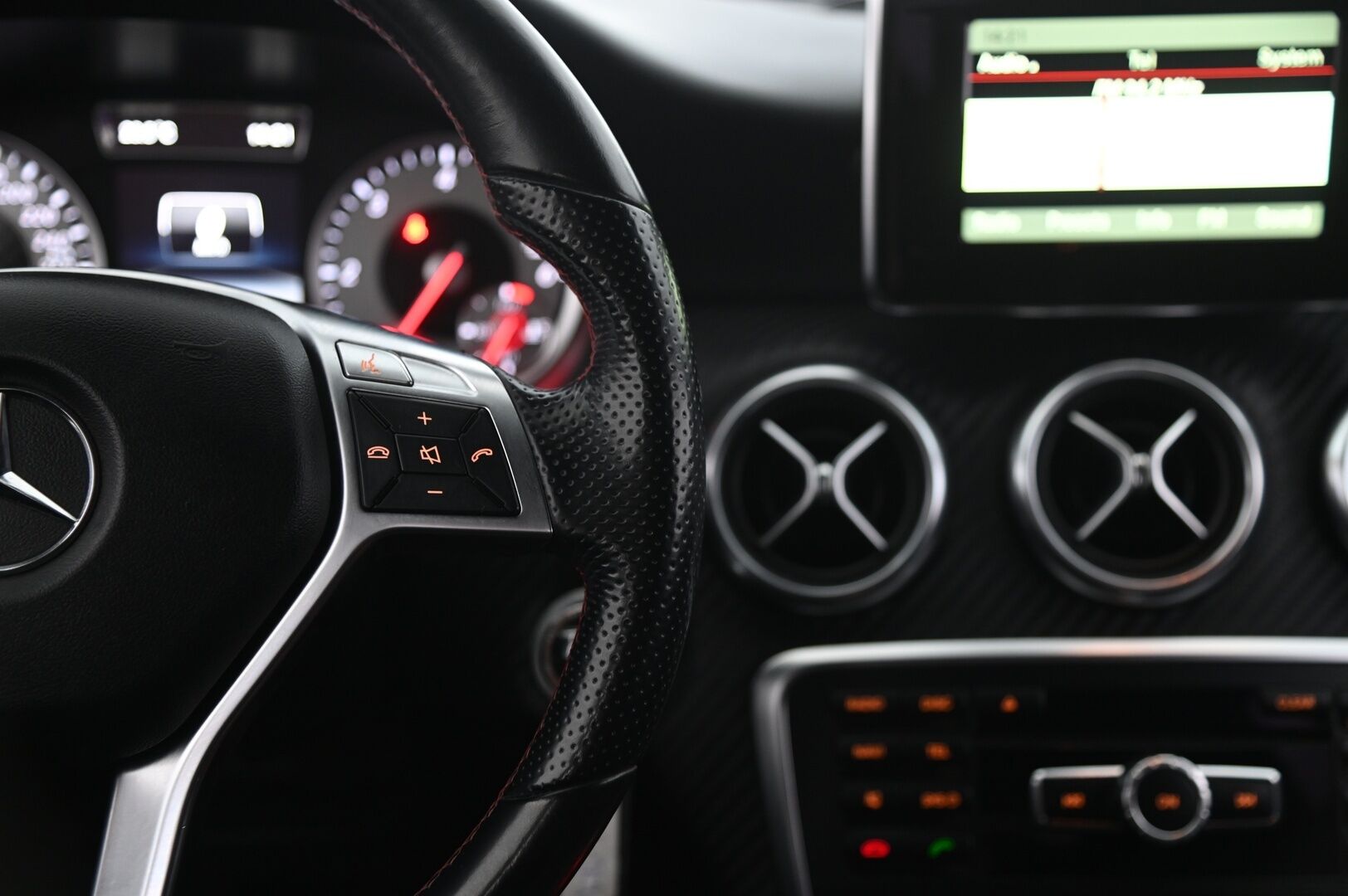 Mercedes-Benz A 2014 200 CDI BE AMG - Tutkat | Vakkari | Lohko | BT | 2x renkaat&alumiinivanteet