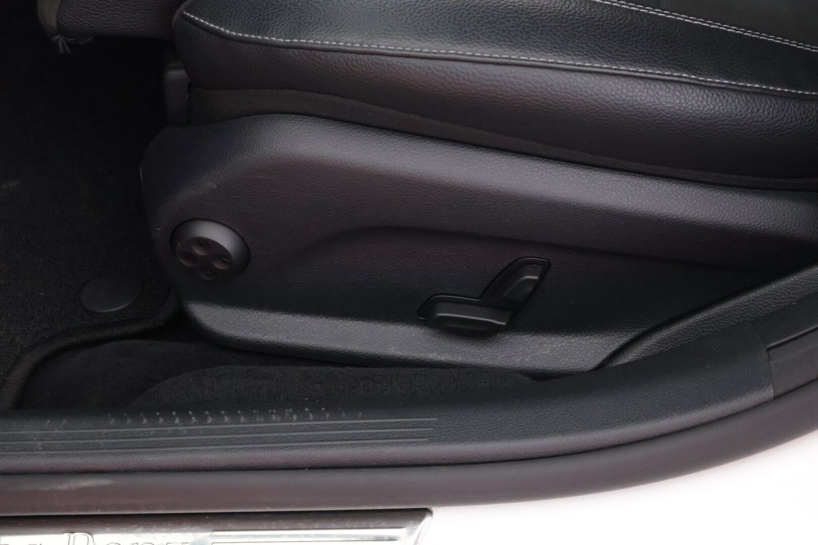 Mercedes-Benz E 2019 200 d A Edition One Business AMG ** Suomi-auto / P-Kamera / Nahka-alcantara / LED ** - Siistikuntoinen ja merkkihuollettu!