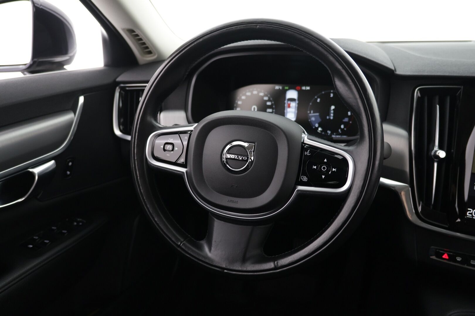 Volvo S90 2019 D5 AWD Momentum aut - ACC | Webasto | Bluetooth | P. kamera | Navi | Ratinlämmitin | Tutkat |Jakohihna tehty ! | Suomi-auto | 2-omisteinen