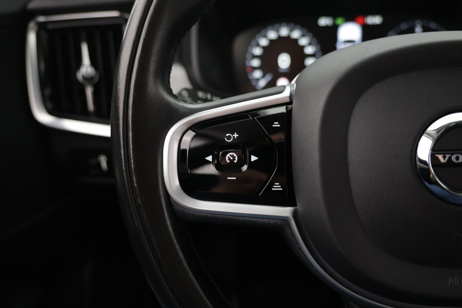 Volvo S90 2019 D5 AWD Momentum aut - ACC | Webasto | Bluetooth | P. kamera | Navi | Ratinlämmitin | Tutkat |Jakohihna tehty ! | Suomi-auto | 2-omisteinen