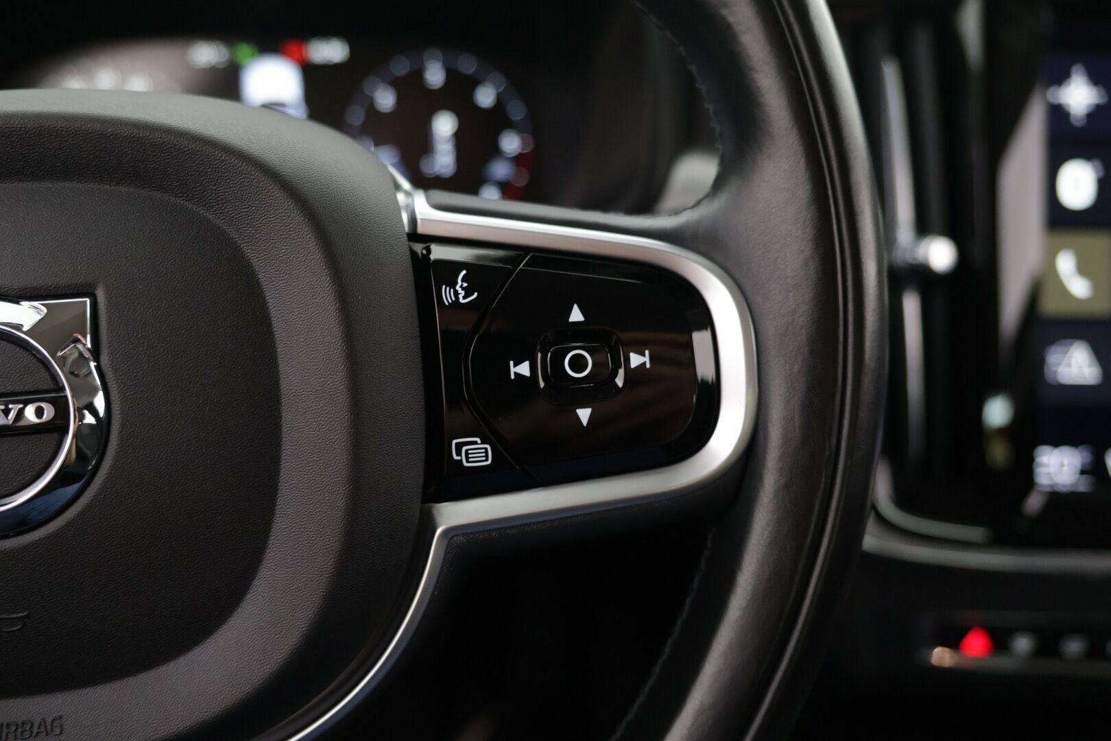 Volvo S90 2019 D5 AWD Momentum aut - ACC | Webasto | Bluetooth | P. kamera | Navi | Ratinlämmitin | Tutkat |Jakohihna tehty ! | Suomi-auto | 2-omisteinen