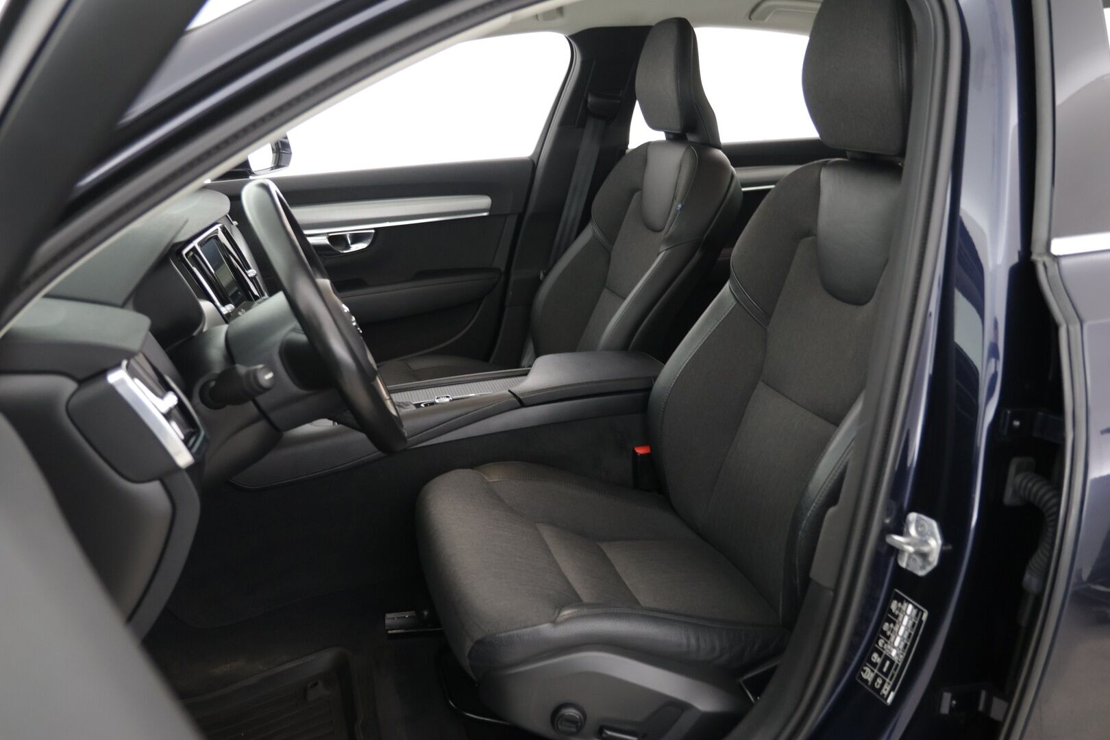 Volvo S90 2019 D5 AWD Momentum aut - ACC | Webasto | Bluetooth | P. kamera | Navi | Ratinlämmitin | Tutkat |Jakohihna tehty ! | Suomi-auto | 2-omisteinen