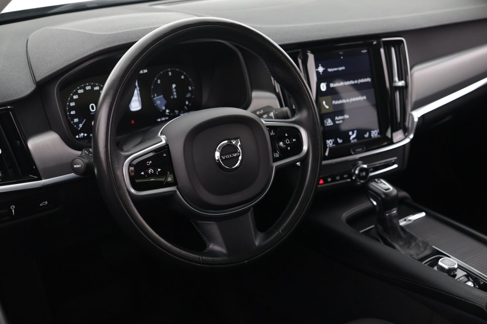 Volvo S90 2019 D5 AWD Momentum aut - ACC | Webasto | Bluetooth | P. kamera | Navi | Ratinlämmitin | Tutkat |Jakohihna tehty ! | Suomi-auto | 2-omisteinen