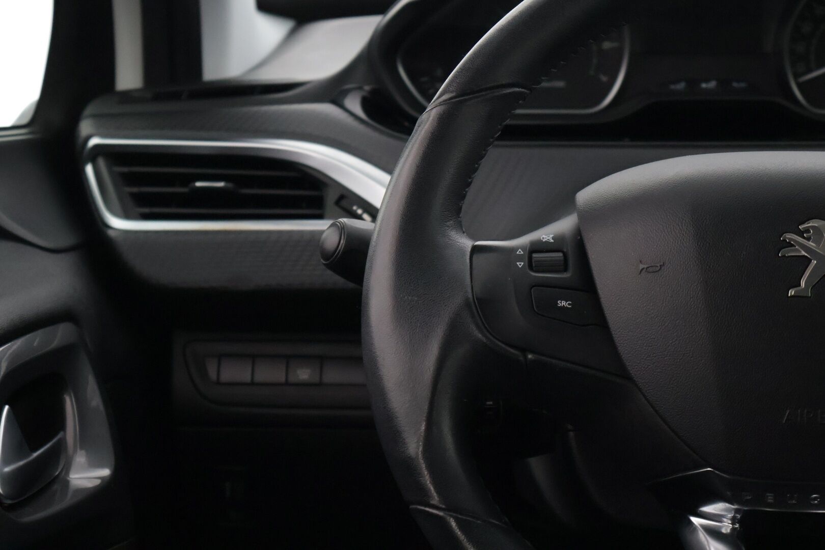 Peugeot 2008 2019 Motion PureTech 82 ** Suomiauto / Vakkari / Lohkolämmitin / Ilmastointi / Bluetooth ** - ** Jakohihna vaihdettu 90tkm kohdalla! / 2x renkaat / Juuri huollettu 110tkm kohdalla! **