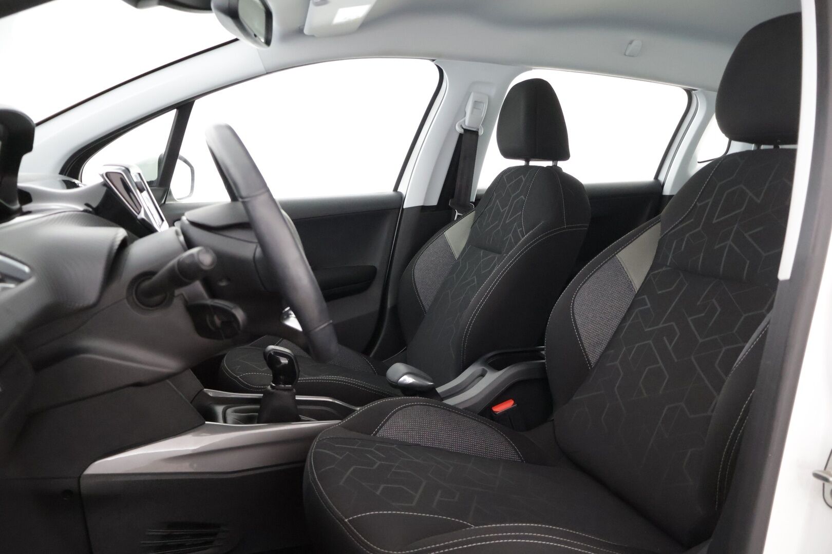 Peugeot 2008 2019 Motion PureTech 82 ** Suomiauto / Vakkari / Lohkolämmitin / Ilmastointi / Bluetooth ** - ** Jakohihna vaihdettu 90tkm kohdalla! / 2x renkaat / Juuri huollettu 110tkm kohdalla! **