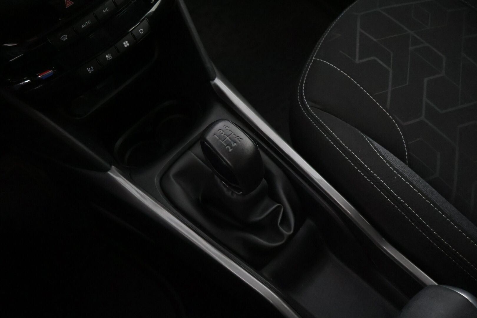 Peugeot 2008 2019 Motion PureTech 82 ** Suomiauto / Vakkari / Lohkolämmitin / Ilmastointi / Bluetooth ** - ** Jakohihna vaihdettu 90tkm kohdalla! / 2x renkaat / Juuri huollettu 110tkm kohdalla! **