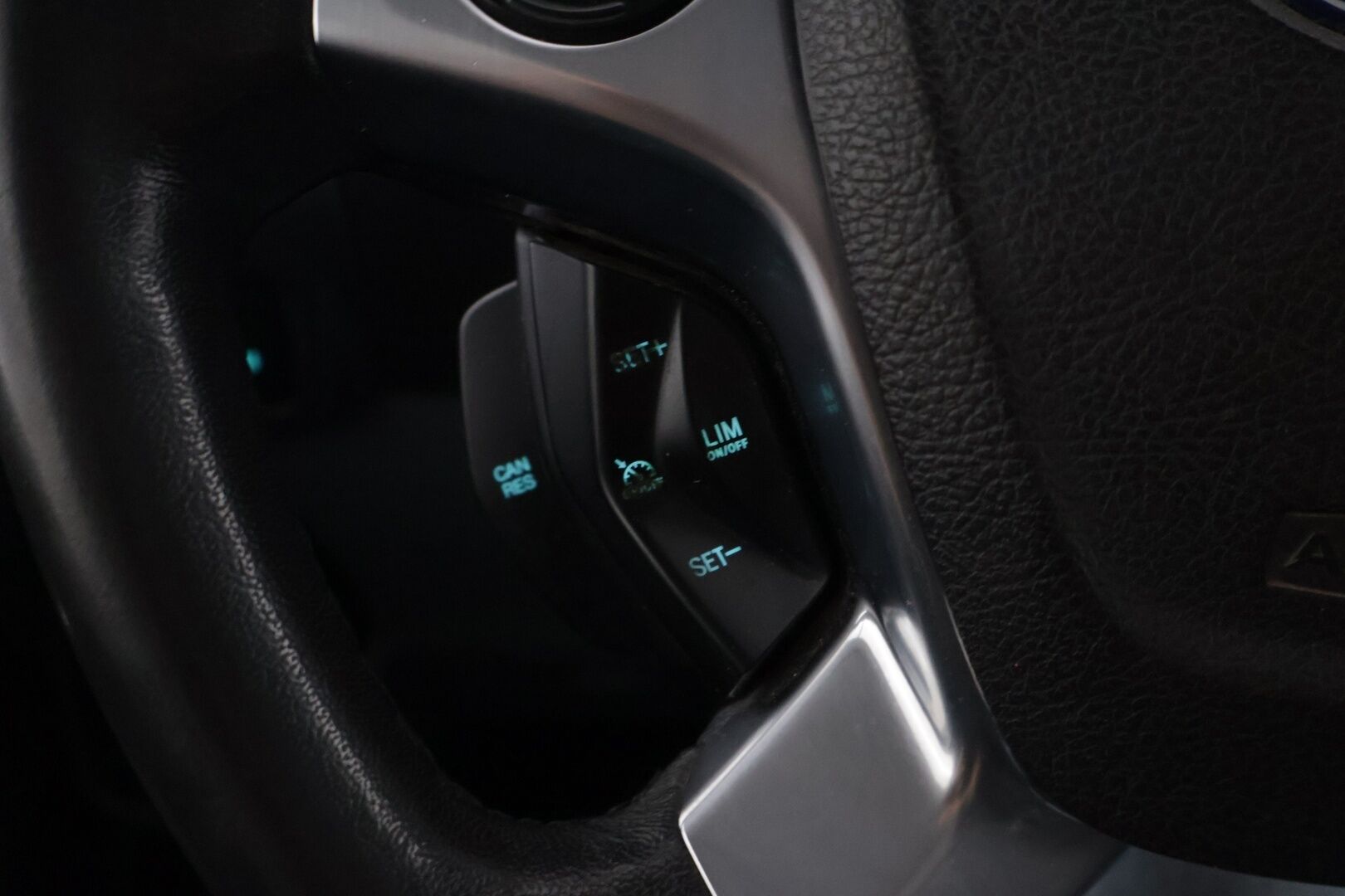 Ford TRANSIT CUSTOM 2014 2.2 TDCi Trend Van N1 L2H1 *ALV / Läpijuostava / Webasto / Koukku / Lämpölasi / Kahdet renkaat* - Fiksu alvillinen paku / Kahdet renkaat vanteineen / Juuri leimattu! - HULLU BLACKWEEK KORKOTARJOUS 2,49%