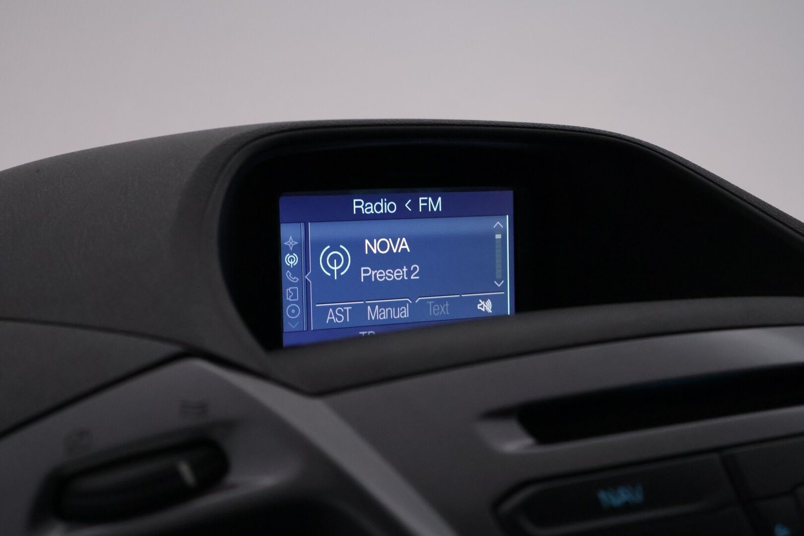 Ford TRANSIT CUSTOM 2014 2.2 TDCi Trend Van N1 L2H1 *ALV / Läpijuostava / Webasto / Koukku / Lämpölasi / Kahdet renkaat* - Fiksu alvillinen paku / Kahdet renkaat vanteineen / Juuri leimattu! - HULLU BLACKWEEK KORKOTARJOUS 2,49%