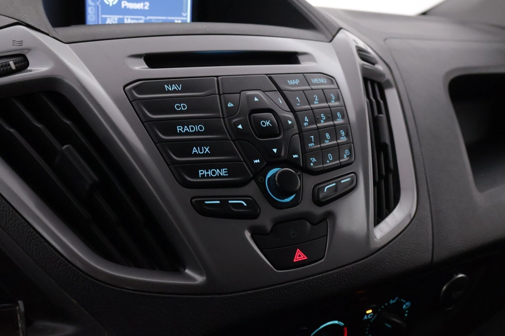 Ford TRANSIT CUSTOM 2014 2.2 TDCi Trend Van N1 L2H1 *ALV / Läpijuostava / Webasto / Koukku / Lämpölasi / Kahdet renkaat* - Fiksu alvillinen paku / Kahdet renkaat vanteineen / Juuri leimattu! - HULLU BLACKWEEK KORKOTARJOUS 2,49%