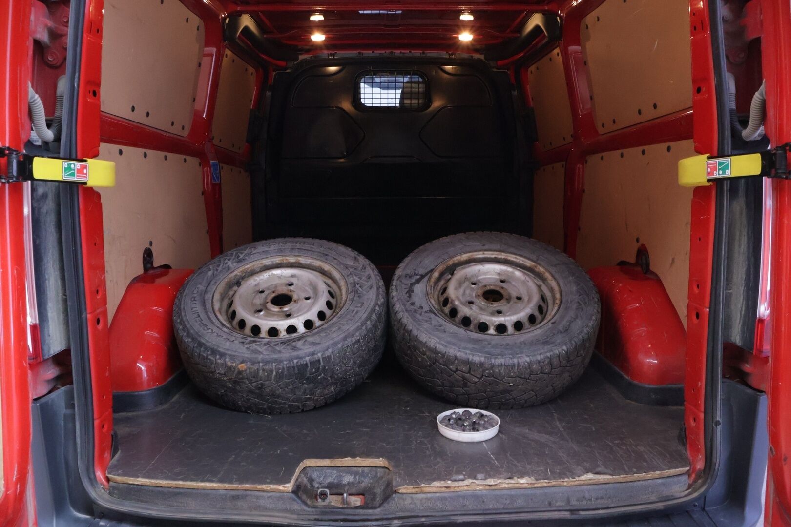 Ford TRANSIT CUSTOM 2014 2.2 TDCi Trend Van N1 L2H1 *ALV / Läpijuostava / Webasto / Koukku / Lämpölasi / Kahdet renkaat* - Fiksu alvillinen paku / Kahdet renkaat vanteineen / Juuri leimattu! - HULLU BLACKWEEK KORKOTARJOUS 2,49%