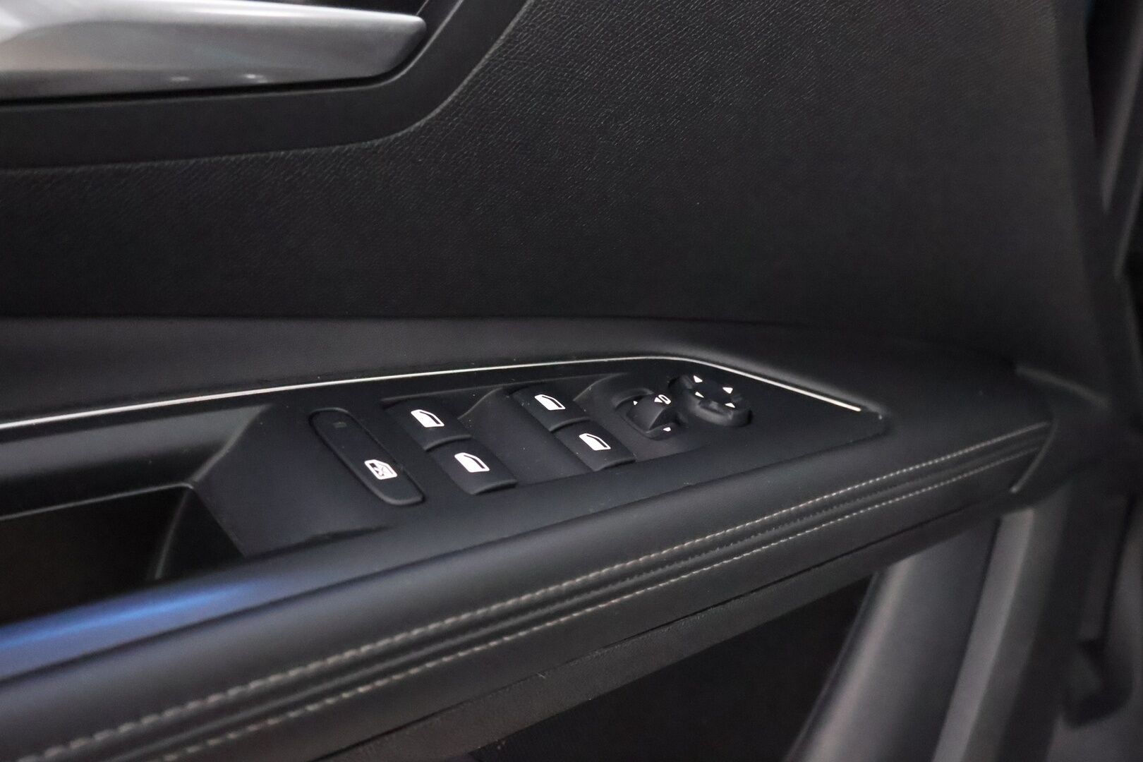 Peugeot 5008 2019 Allure BlueHDi 130 EAT8-aut. *Lohko / Vakkari / Puolinahat Muistilla / LED / P-Tutkat / Kaistavahti* -  2x renkaat / Siisti maalipinta / Hieno yksilö