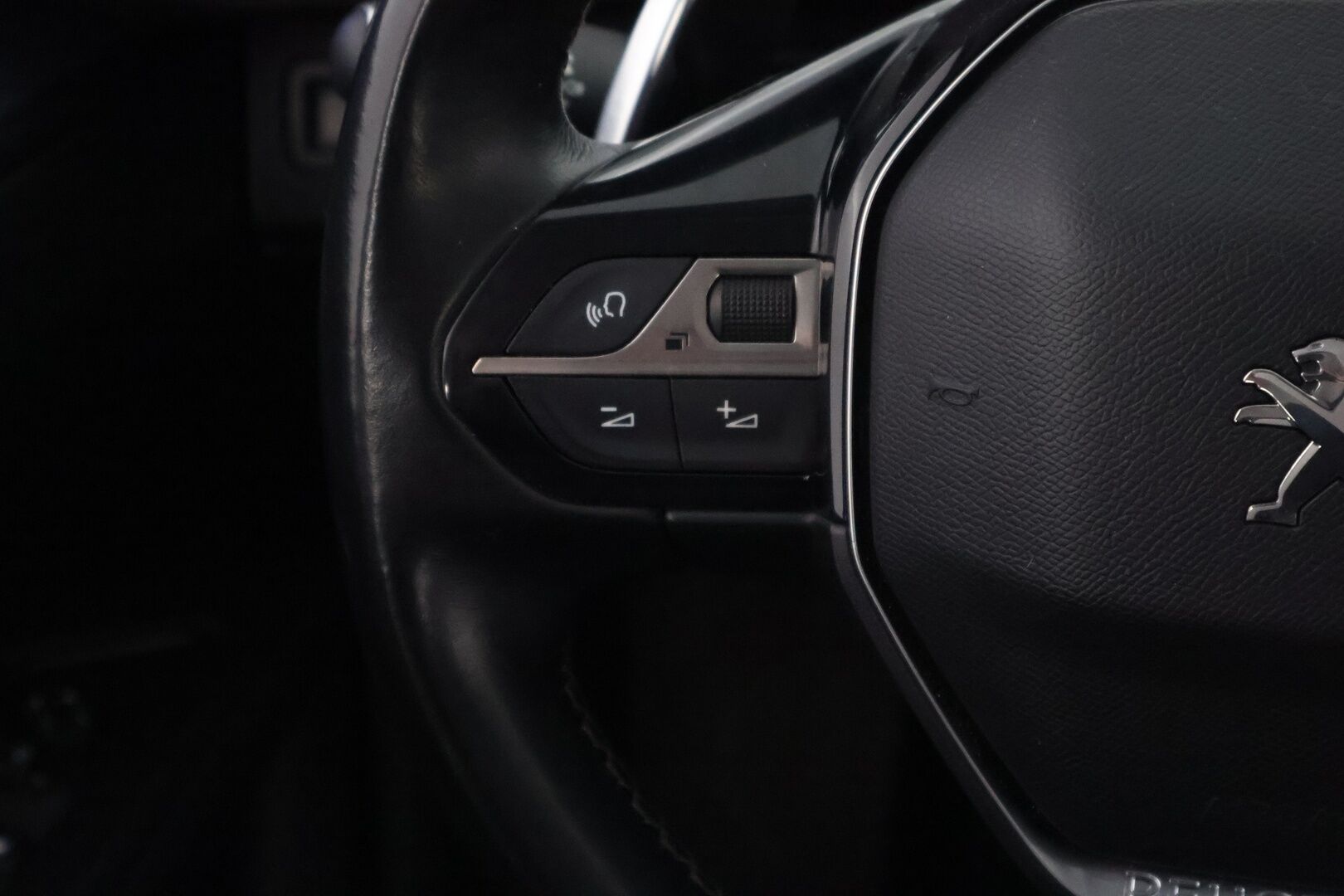 Peugeot 5008 2019 Allure BlueHDi 130 EAT8-aut. *Lohko / Vakkari / Puolinahat Muistilla / LED / P-Tutkat / Kaistavahti* -  2x renkaat / Siisti maalipinta / Hieno yksilö