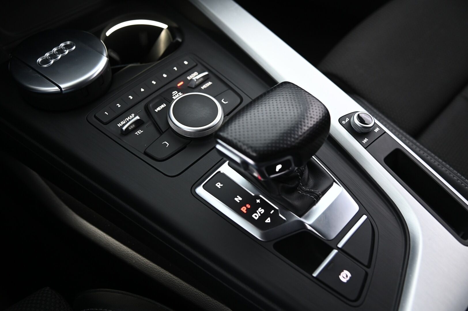 Audi A4 2017 Avant Business 2,0 TDI 140 kW quattro *S-line / Acc / Sporttipenkit / S-luukku / Koukku - Kahdet renkaat vanteilla / Mustasisäkatto / Juuri saapunut 