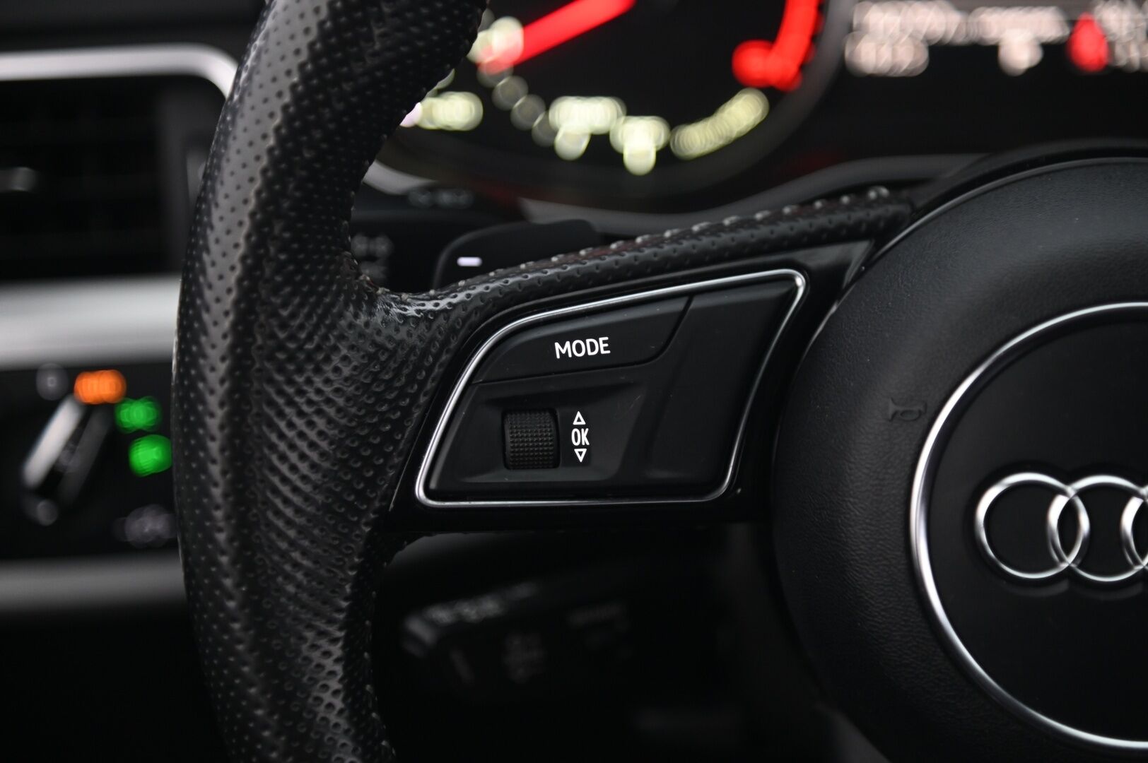 Audi A4 2017 Avant Business 2,0 TDI 140 kW quattro *S-line / Acc / Sporttipenkit / S-luukku / Koukku - Kahdet renkaat vanteilla / Mustasisäkatto / Juuri saapunut 