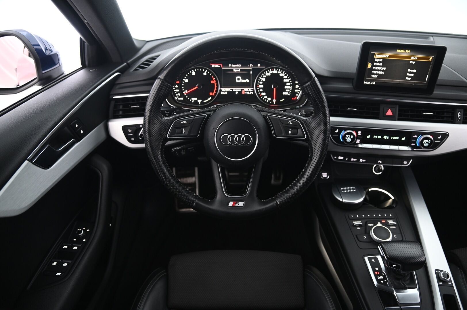 Audi A4 2017 Avant Business 2,0 TDI 140 kW quattro *S-line / Acc / Sporttipenkit / S-luukku / Koukku - Kahdet renkaat vanteilla / Mustasisäkatto / Juuri saapunut 