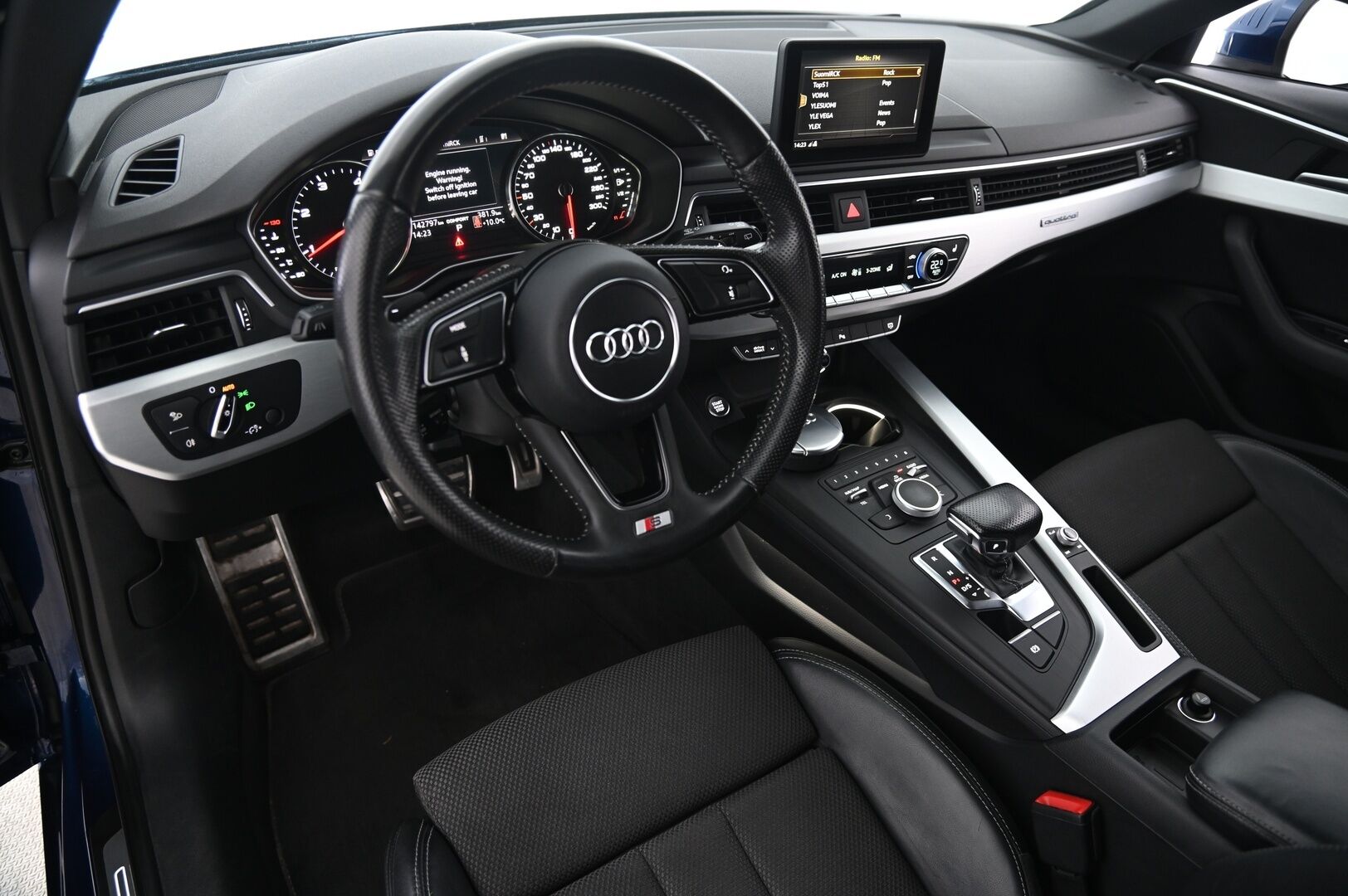 Audi A4 2017 Avant Business 2,0 TDI 140 kW quattro *S-line / Acc / Sporttipenkit / S-luukku / Koukku - Kahdet renkaat vanteilla / Mustasisäkatto / Juuri saapunut 