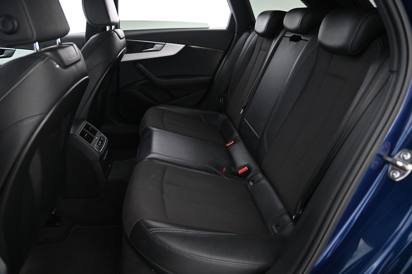 Audi A4 2017 Avant Business 2,0 TDI 140 kW quattro *S-line / Acc / Sporttipenkit / S-luukku / Koukku - Kahdet renkaat vanteilla / Mustasisäkatto / Juuri saapunut 