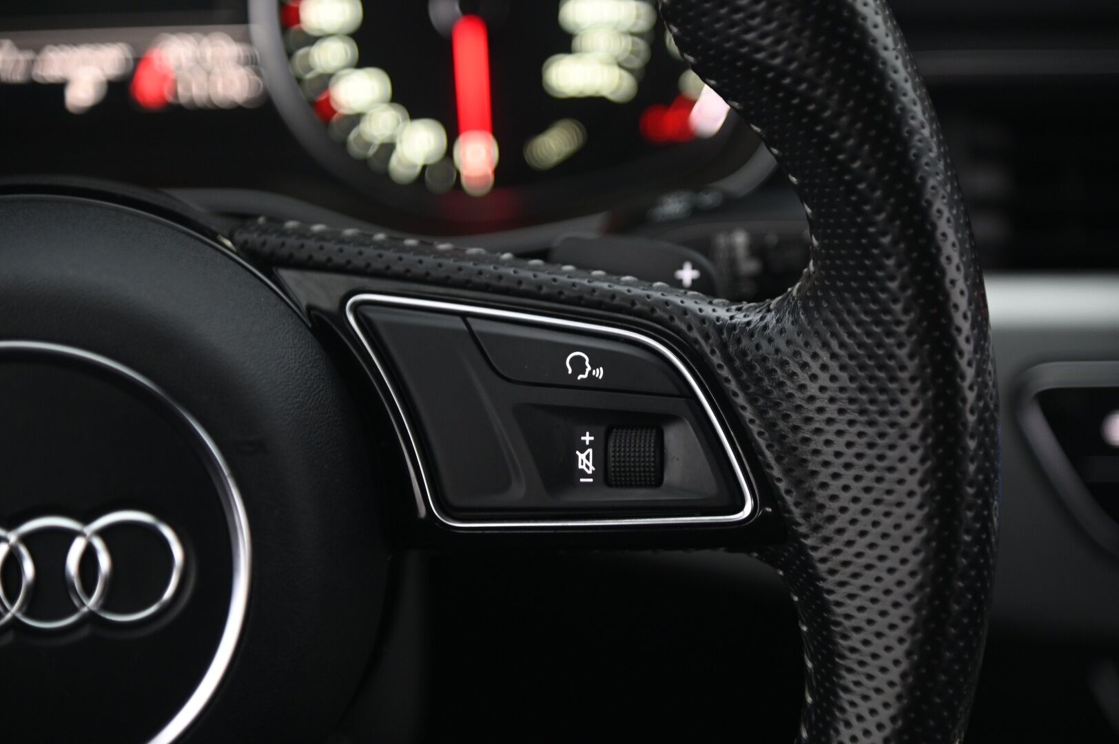 Audi A4 2017 Avant Business 2,0 TDI 140 kW quattro *S-line / Acc / Sporttipenkit / S-luukku / Koukku - Kahdet renkaat vanteilla / Mustasisäkatto / Juuri saapunut 