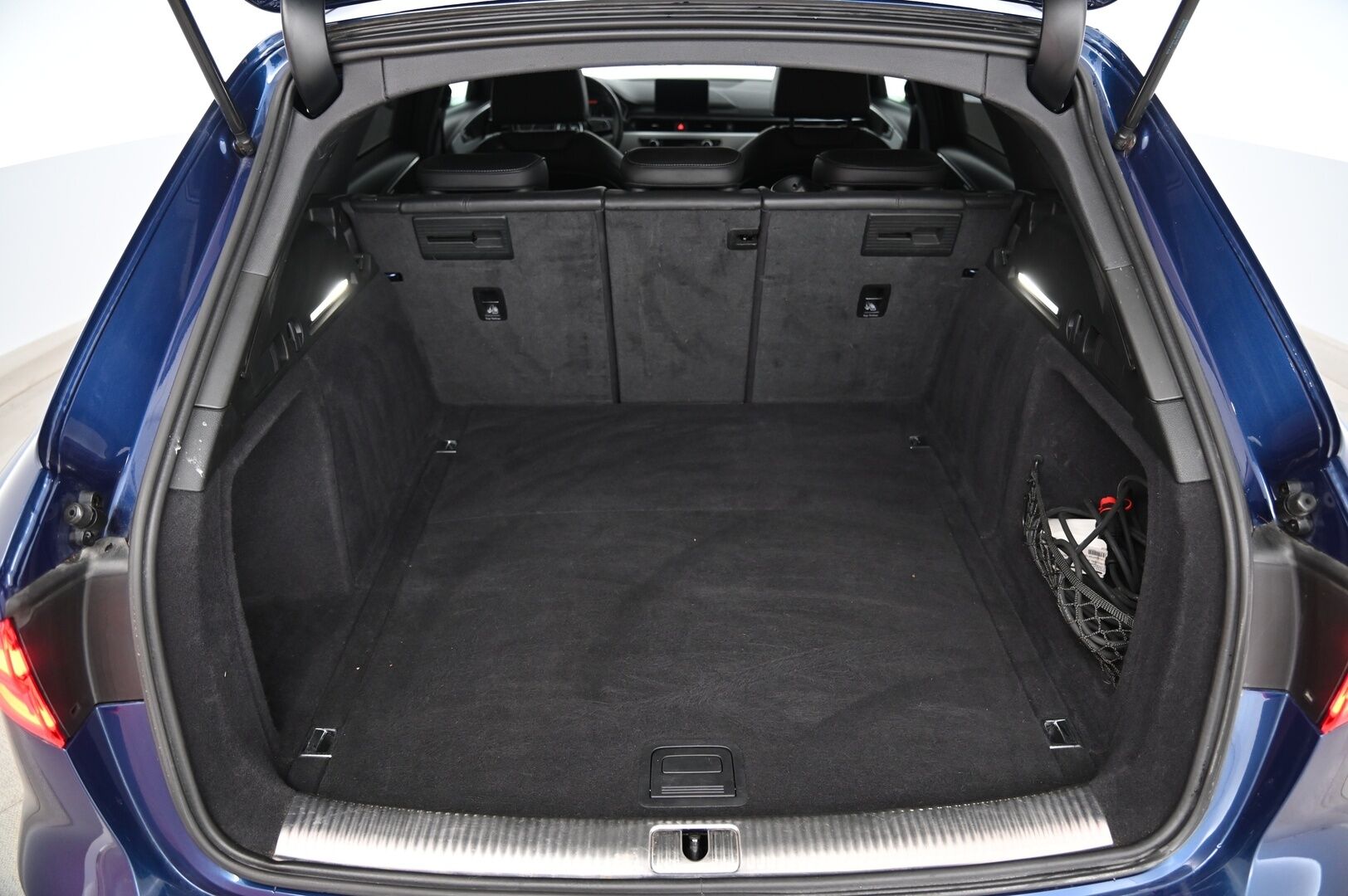 Audi A4 2017 Avant Business 2,0 TDI 140 kW quattro *S-line / Acc / Sporttipenkit / S-luukku / Koukku - Kahdet renkaat vanteilla / Mustasisäkatto / Juuri saapunut 