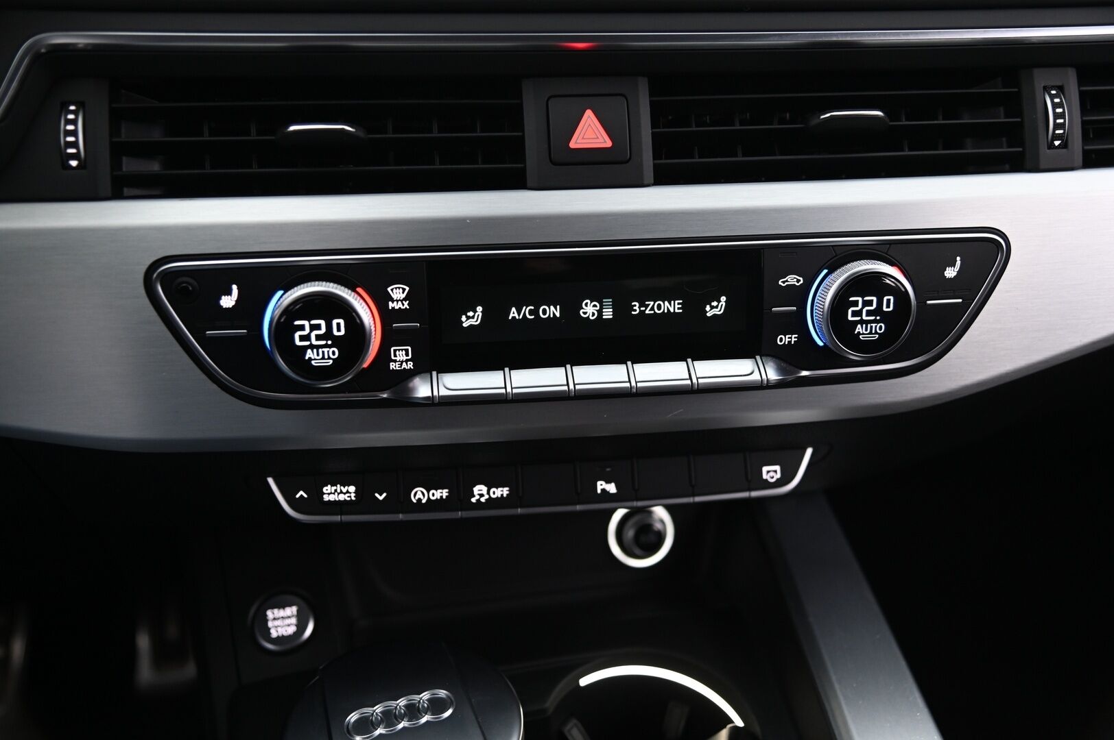 Audi A4 2017 Avant Business 2,0 TDI 140 kW quattro *S-line / Acc / Sporttipenkit / S-luukku / Koukku - Kahdet renkaat vanteilla / Mustasisäkatto / Juuri saapunut 