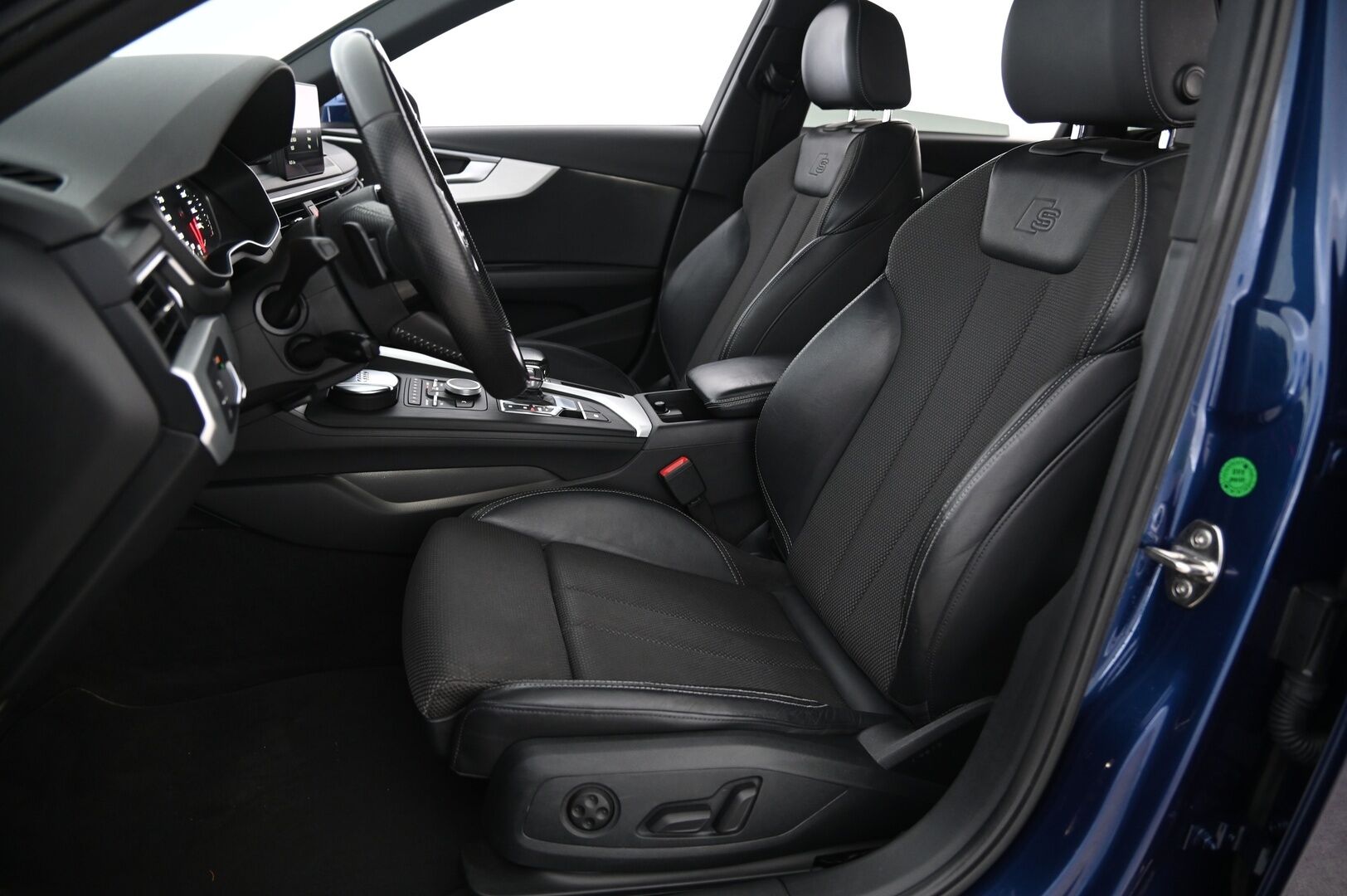 Audi A4 2017 Avant Business 2,0 TDI 140 kW quattro *S-line / Acc / Sporttipenkit / S-luukku / Koukku - Kahdet renkaat vanteilla / Mustasisäkatto / Juuri saapunut 