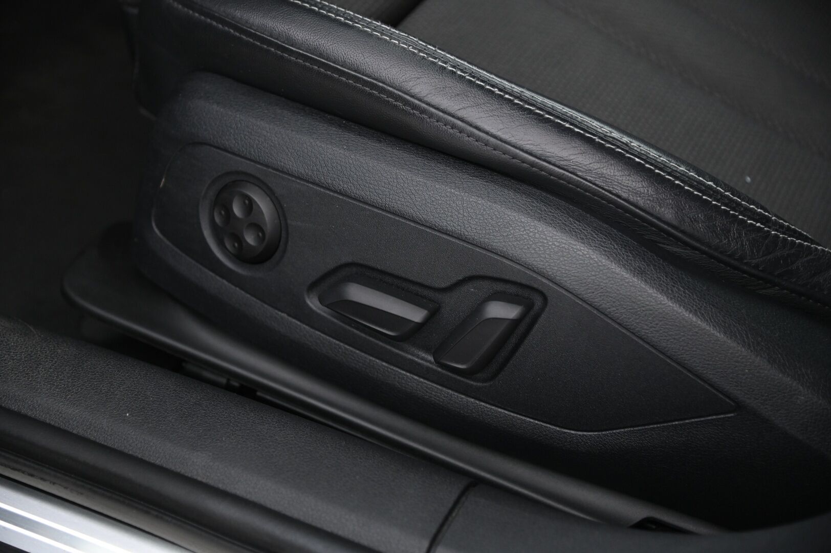 Audi A4 2017 Avant Business 2,0 TDI 140 kW quattro *S-line / Acc / Sporttipenkit / S-luukku / Koukku - Kahdet renkaat vanteilla / Mustasisäkatto / Juuri saapunut 