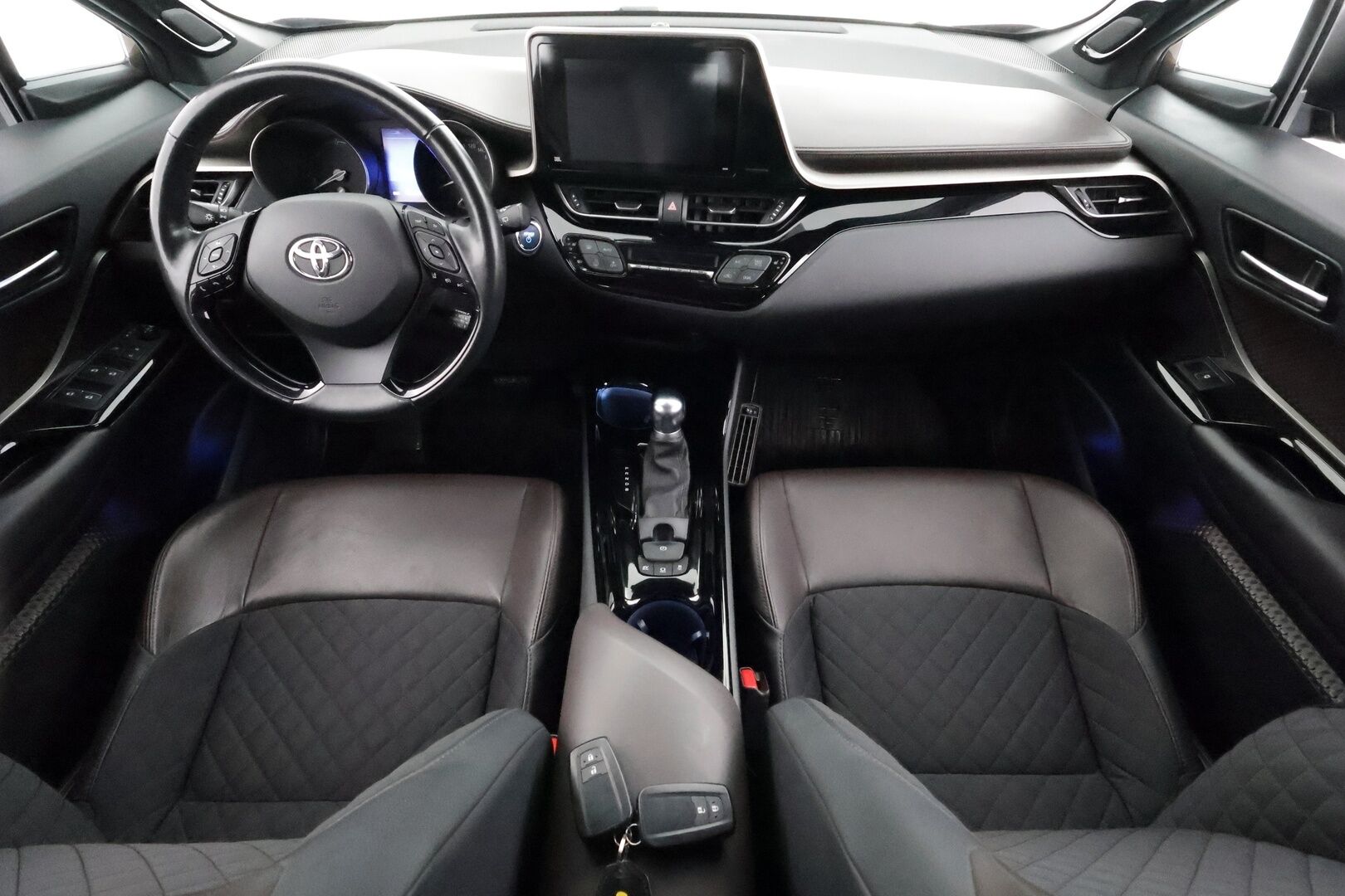 Toyota C-HR 2019 1,8 Hybrid Premium Edition - | ACC | Koukku | JBL | LED | Puolinahat | Navi | P.kamera ja tutkat | Lane Assist | BSM | RCTA | Lämm. ratti | Keyless | Merkkihuollot |