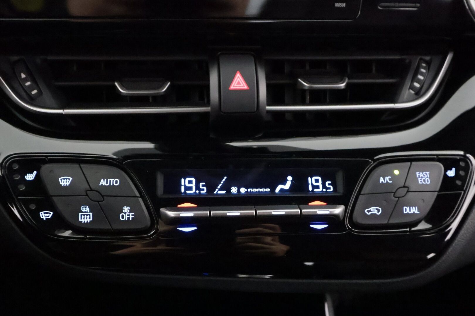 Toyota C-HR 2019 1,8 Hybrid Premium Edition - | ACC | Koukku | JBL | LED | Puolinahat | Navi | P.kamera ja tutkat | Lane Assist | BSM | RCTA | Lämm. ratti | Keyless | Merkkihuollot |