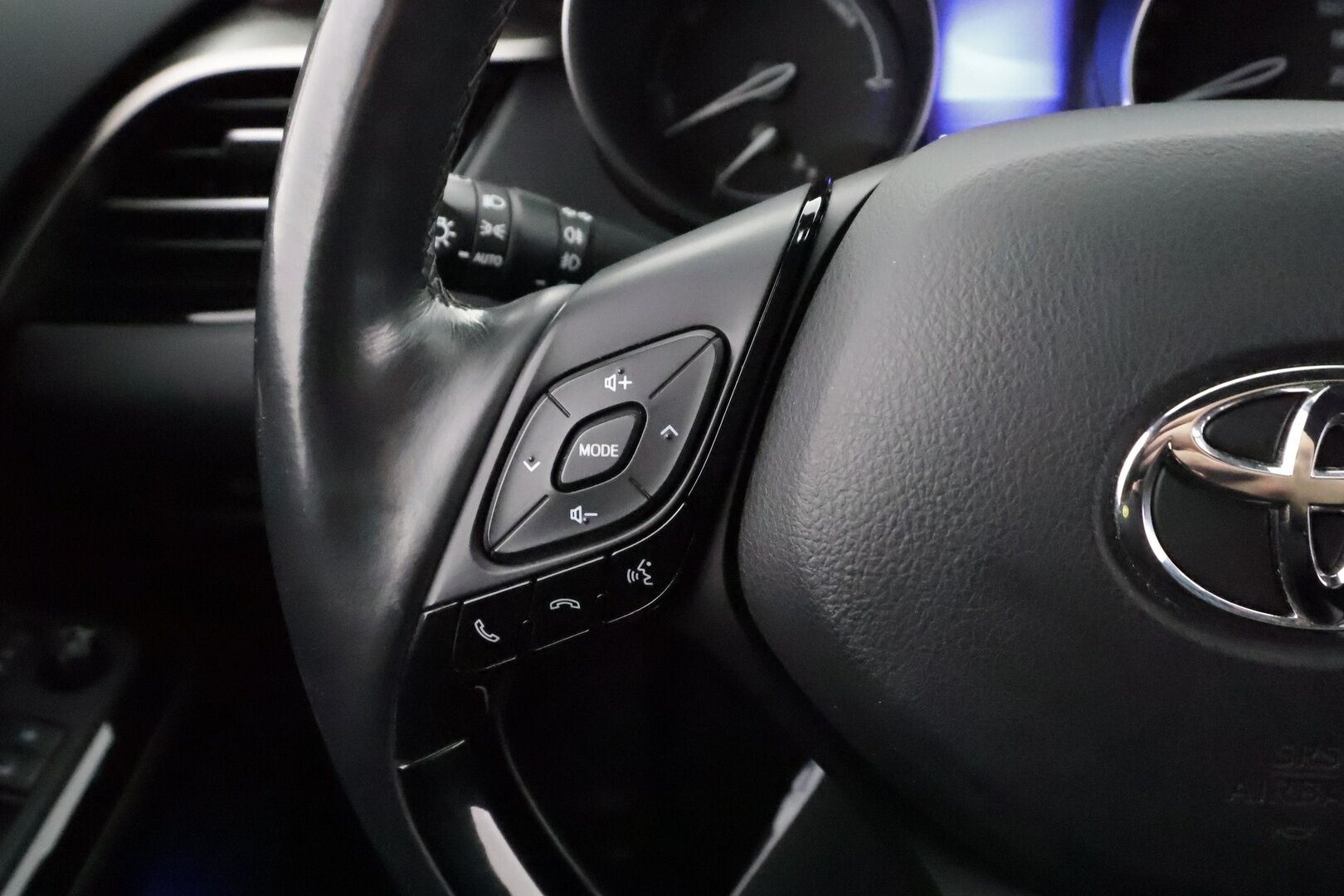 Toyota C-HR 2019 1,8 Hybrid Premium Edition - | ACC | Koukku | JBL | LED | Puolinahat | Navi | P.kamera ja tutkat | Lane Assist | BSM | RCTA | Lämm. ratti | Keyless | Merkkihuollot |
