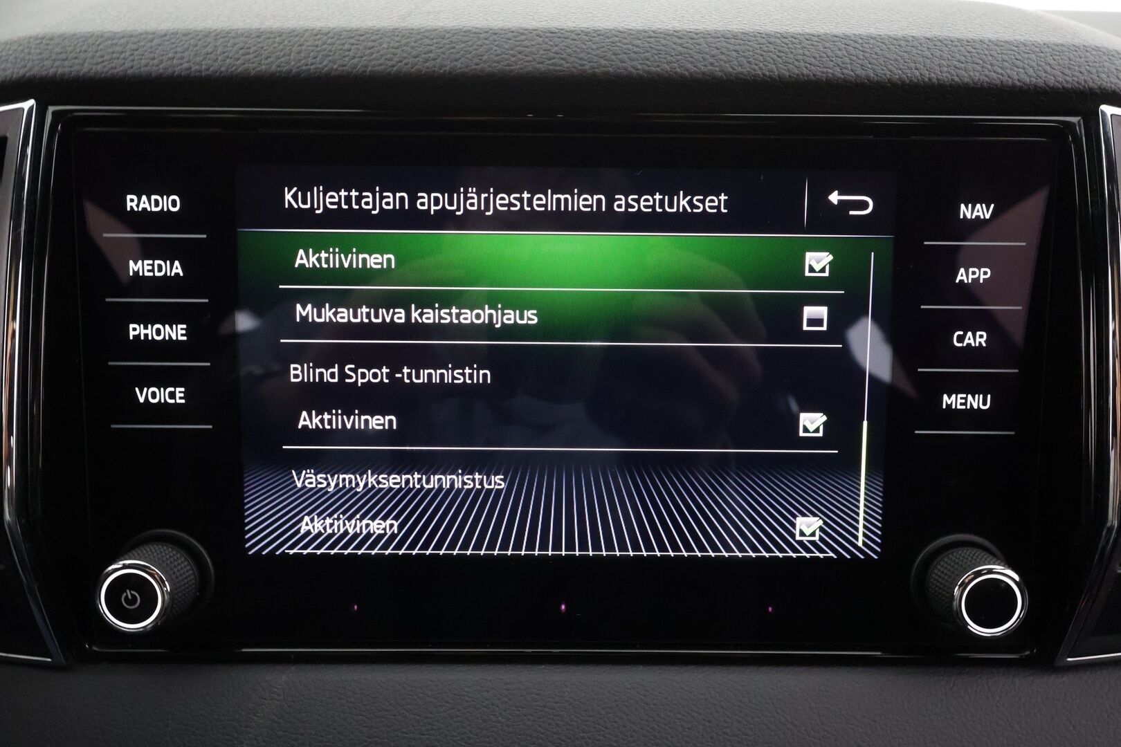 Skoda Karoq 2019 1,5 TSI SportLine DSG * Webasto / ACC / LED / P.Kamera / Navi / Kaistavahti / Apple&Android / KeylessGO * - Suomi-auto / Kahdet renkaat
