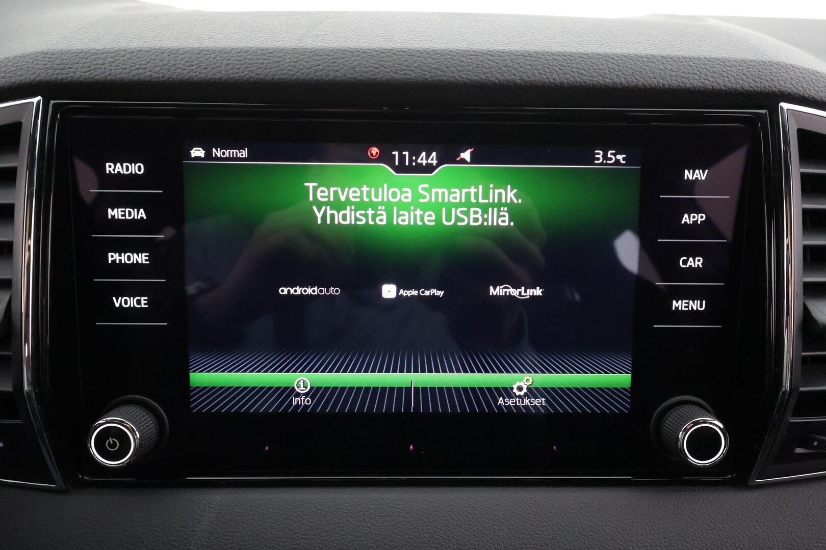 Skoda Karoq 2019 1,5 TSI SportLine DSG * Webasto / ACC / LED / P.Kamera / Navi / Kaistavahti / Apple&Android / KeylessGO * - Suomi-auto / Kahdet renkaat