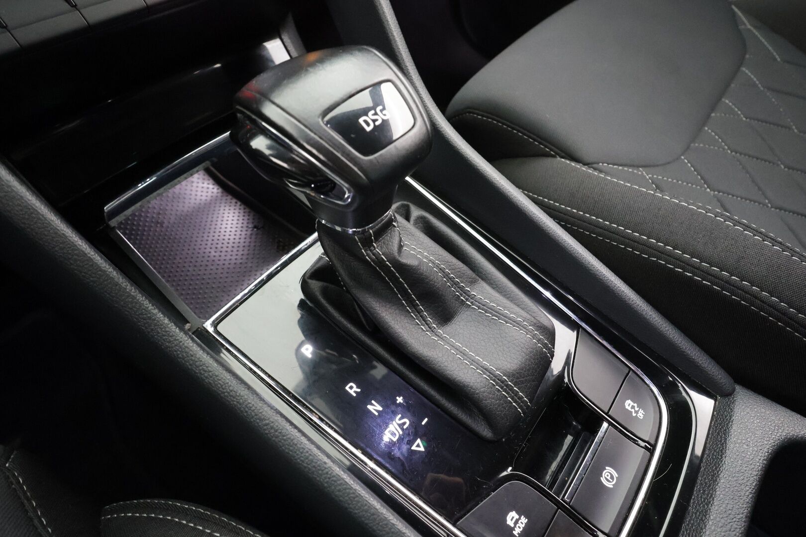 Skoda Karoq 2019 1,5 TSI SportLine DSG * Webasto / ACC / LED / P.Kamera / Navi / Kaistavahti / Apple&Android / KeylessGO * - Suomi-auto / Kahdet renkaat