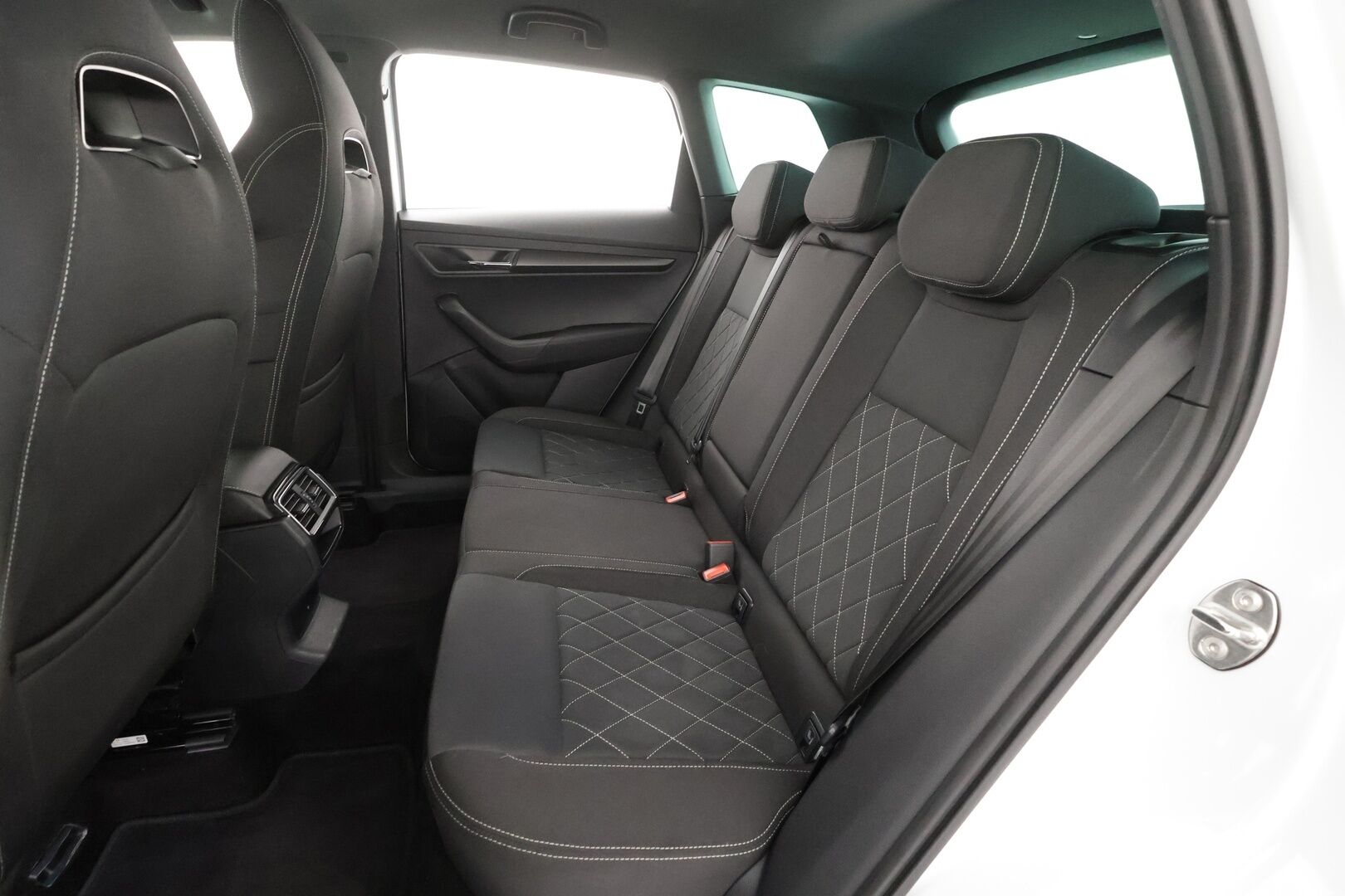Skoda Karoq 2019 1,5 TSI SportLine DSG * Webasto / ACC / LED / P.Kamera / Navi / Kaistavahti / Apple&Android / KeylessGO * - Suomi-auto / Kahdet renkaat