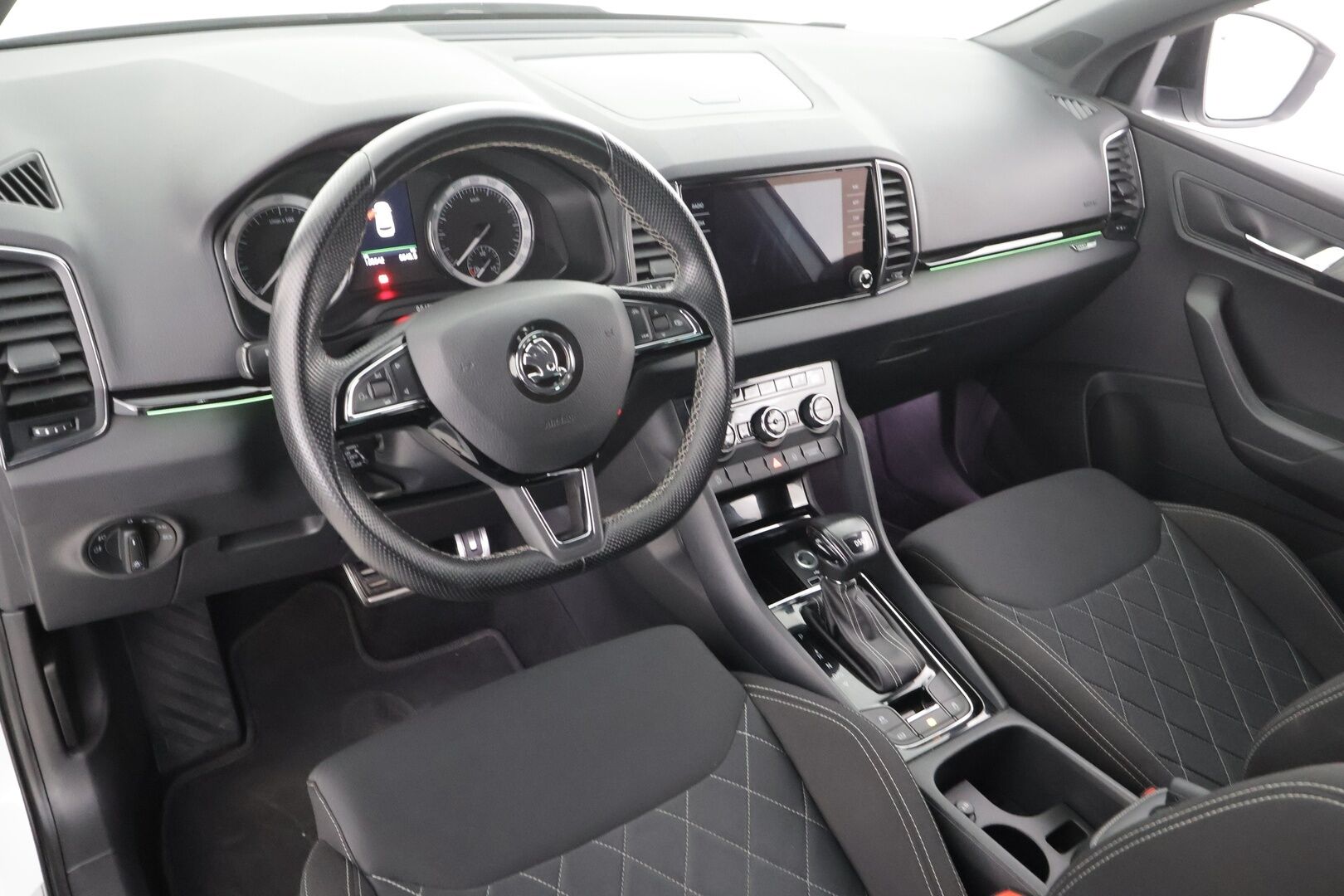 Skoda Karoq 2019 1,5 TSI SportLine DSG * Webasto / ACC / LED / P.Kamera / Navi / Kaistavahti / Apple&Android / KeylessGO * - Suomi-auto / Kahdet renkaat