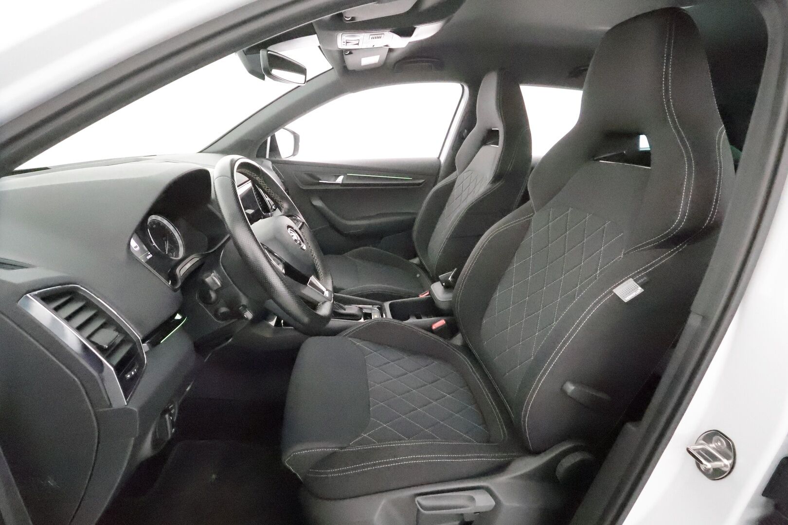 Skoda Karoq 2019 1,5 TSI SportLine DSG * Webasto / ACC / LED / P.Kamera / Navi / Kaistavahti / Apple&Android / KeylessGO * - Suomi-auto / Kahdet renkaat