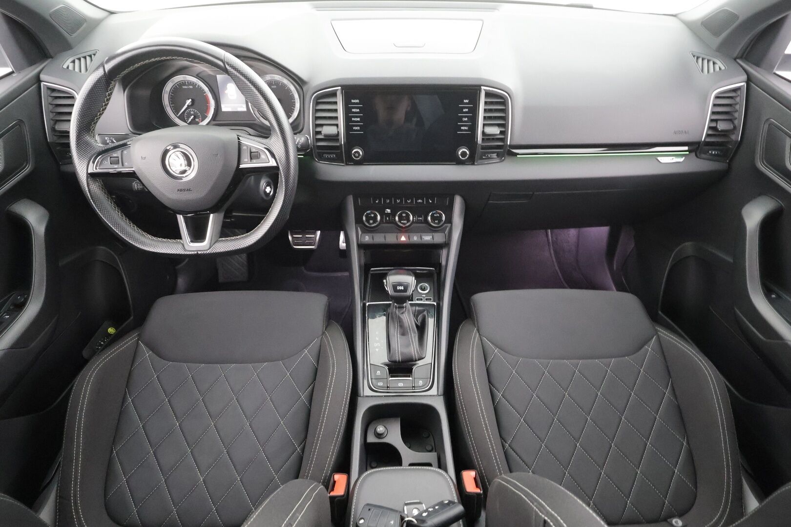 Skoda Karoq 2019 1,5 TSI SportLine DSG * Webasto / ACC / LED / P.Kamera / Navi / Kaistavahti / Apple&Android / KeylessGO * - Suomi-auto / Kahdet renkaat
