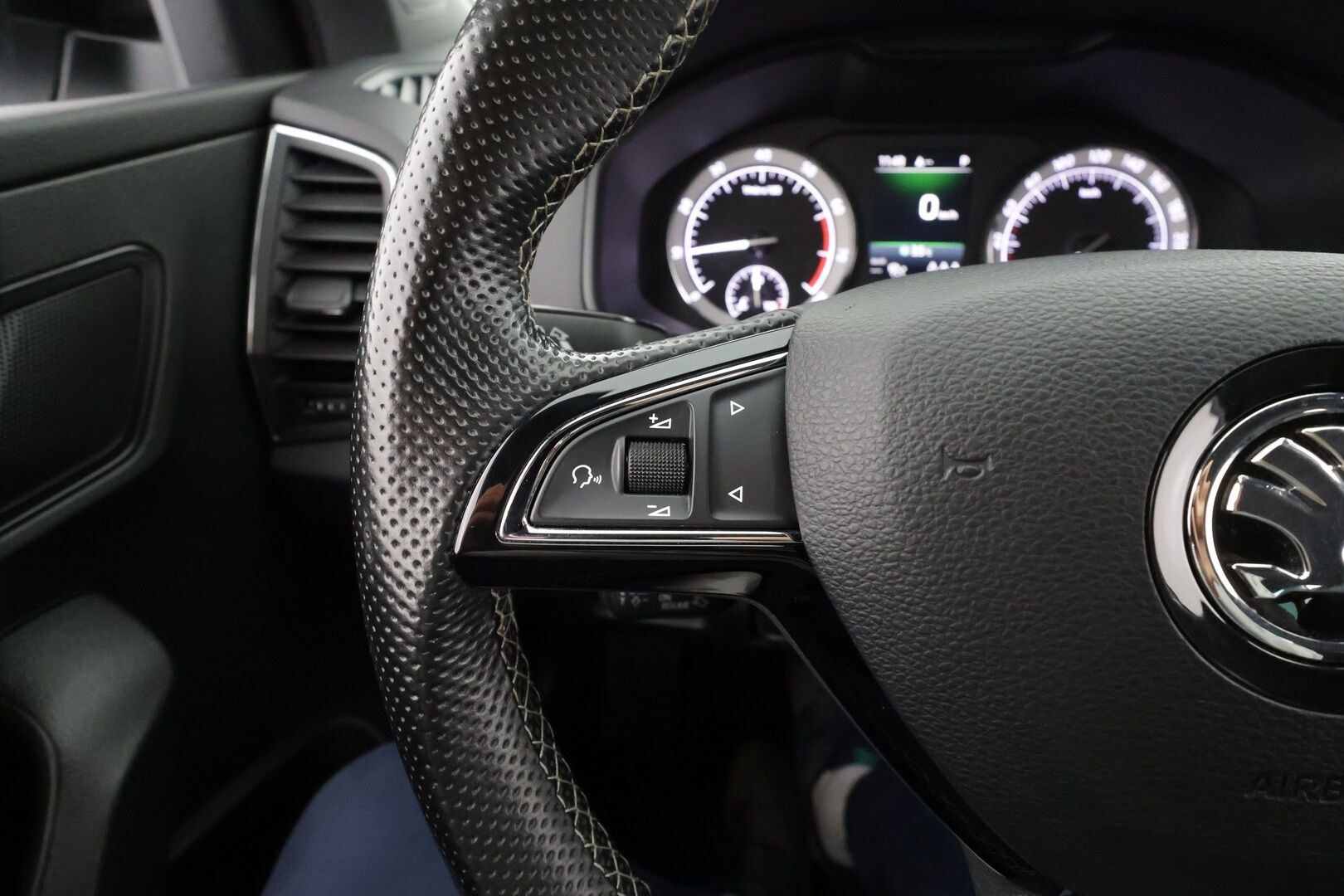 Skoda Karoq 2019 1,5 TSI SportLine DSG * Webasto / ACC / LED / P.Kamera / Navi / Kaistavahti / Apple&Android / KeylessGO * - Suomi-auto / Kahdet renkaat