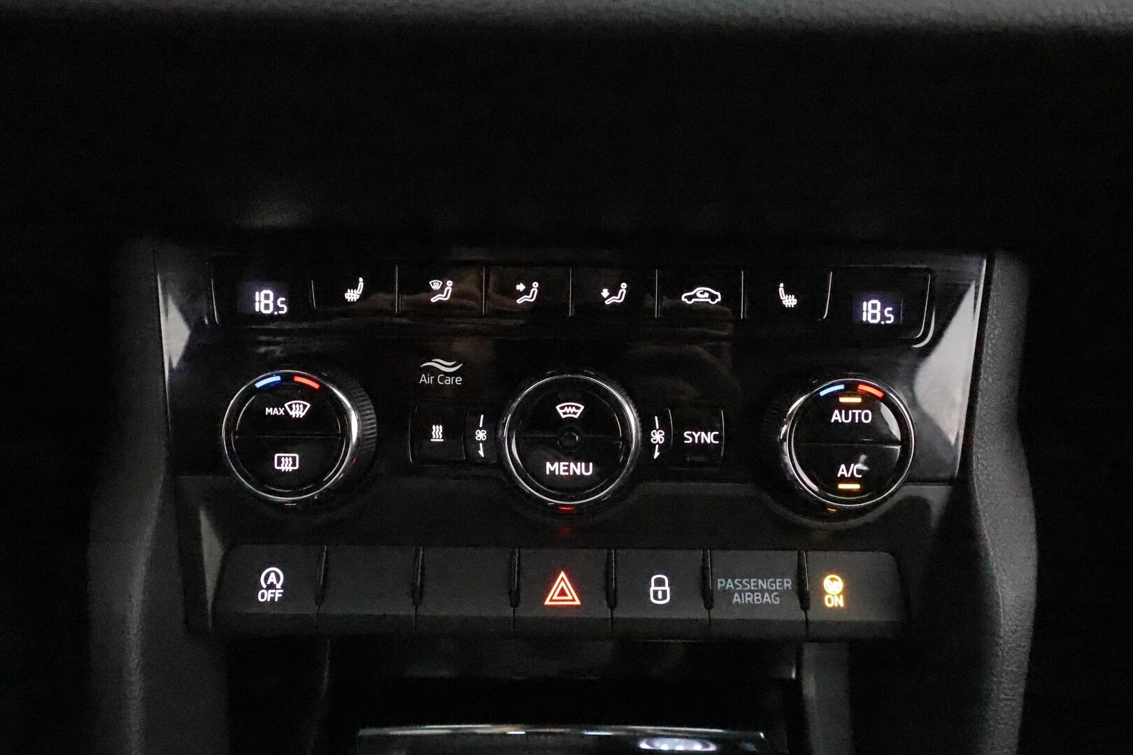 Skoda Karoq 2019 1,5 TSI SportLine DSG * Webasto / ACC / LED / P.Kamera / Navi / Kaistavahti / Apple&Android / KeylessGO * - Suomi-auto / Kahdet renkaat