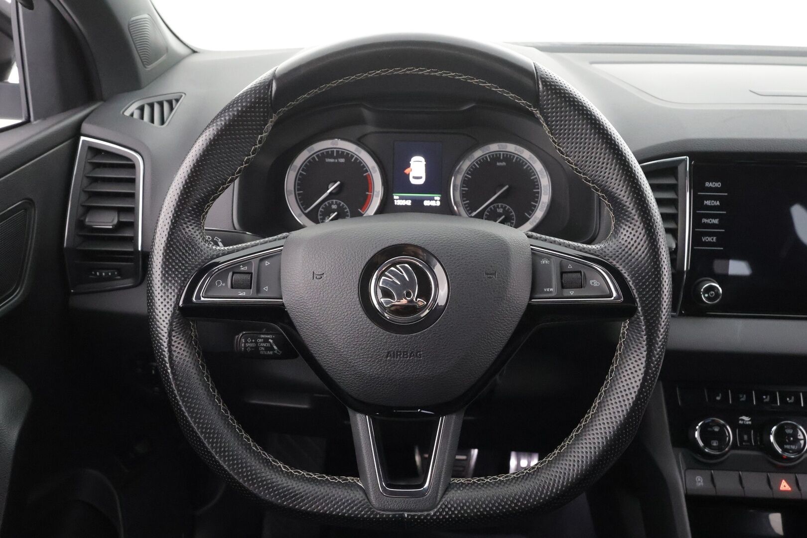 Skoda Karoq 2019 1,5 TSI SportLine DSG * Webasto / ACC / LED / P.Kamera / Navi / Kaistavahti / Apple&Android / KeylessGO * - Suomi-auto / Kahdet renkaat