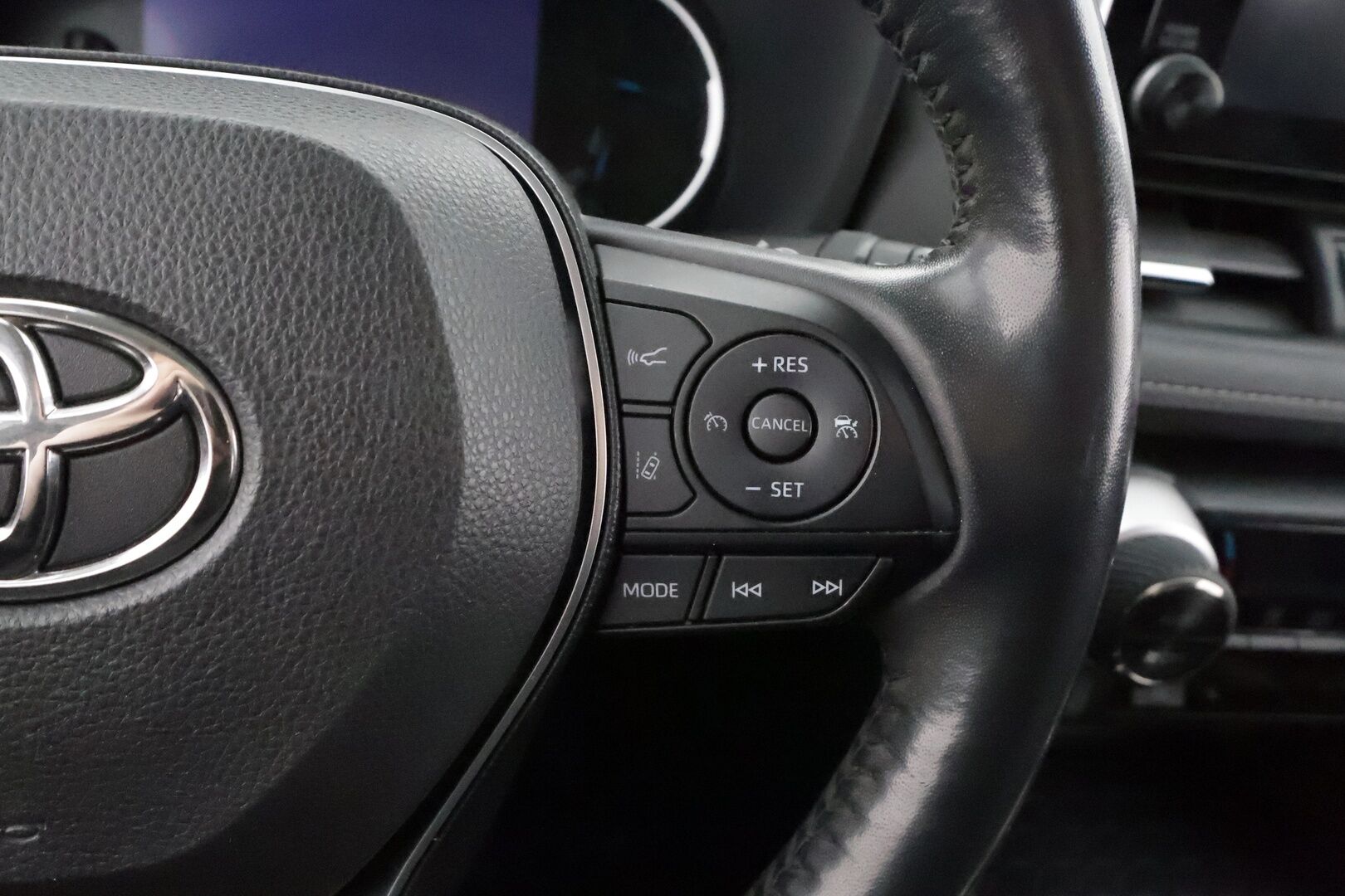 Toyota RAV4 2019 2,5 Hybrid Active * ACC / Kaistavahti / LED / P.kamera / Navi / Keyless * - 1-om Suomi-auto / Kahdet renkaat aluvanteilla