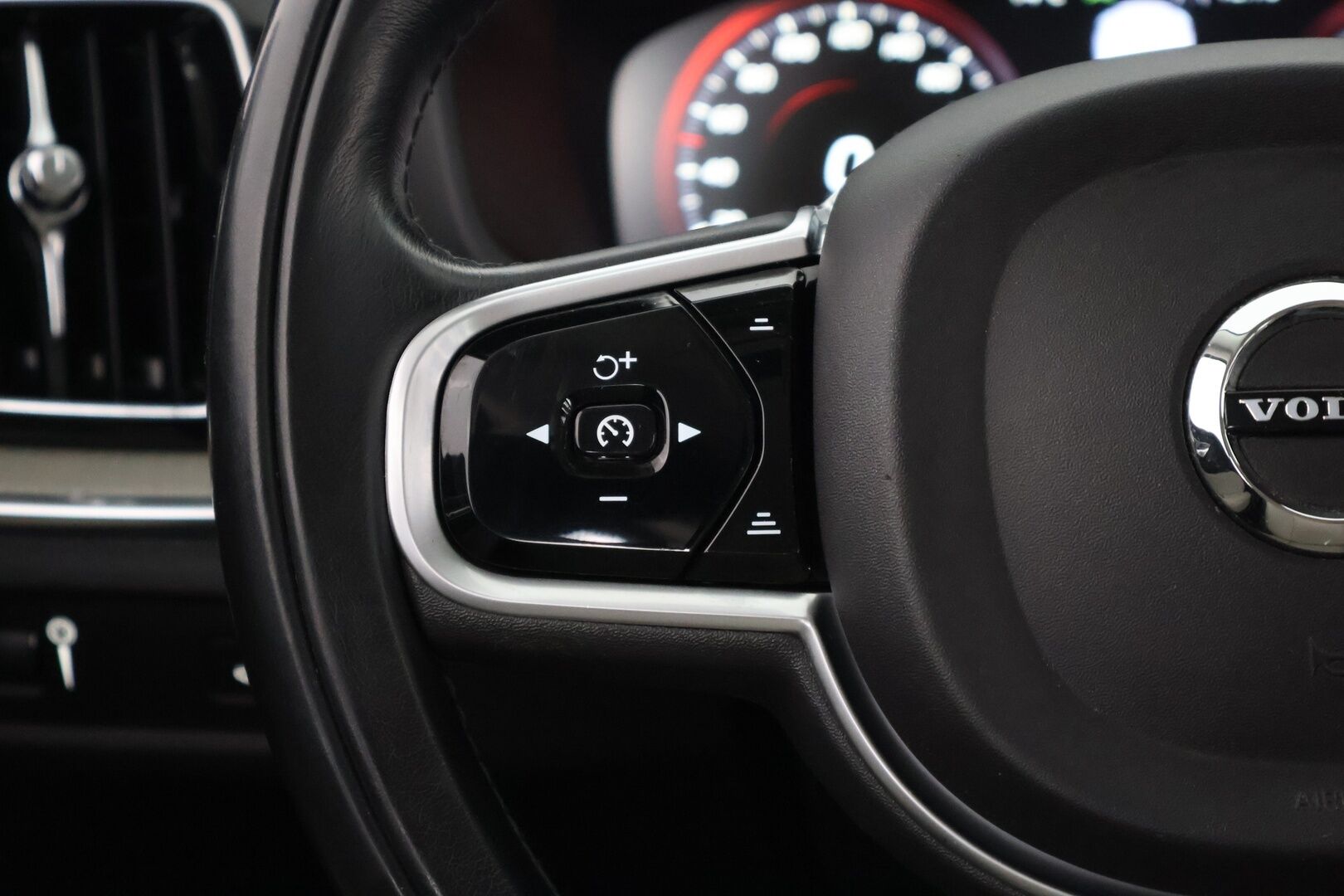 Volvo V60 2019 D4 AWD Business Inscription aut - ACC | Pilot assist | Webasto | P-kamera | Muistipenkki | BLIS | Huippu varusteltu! 