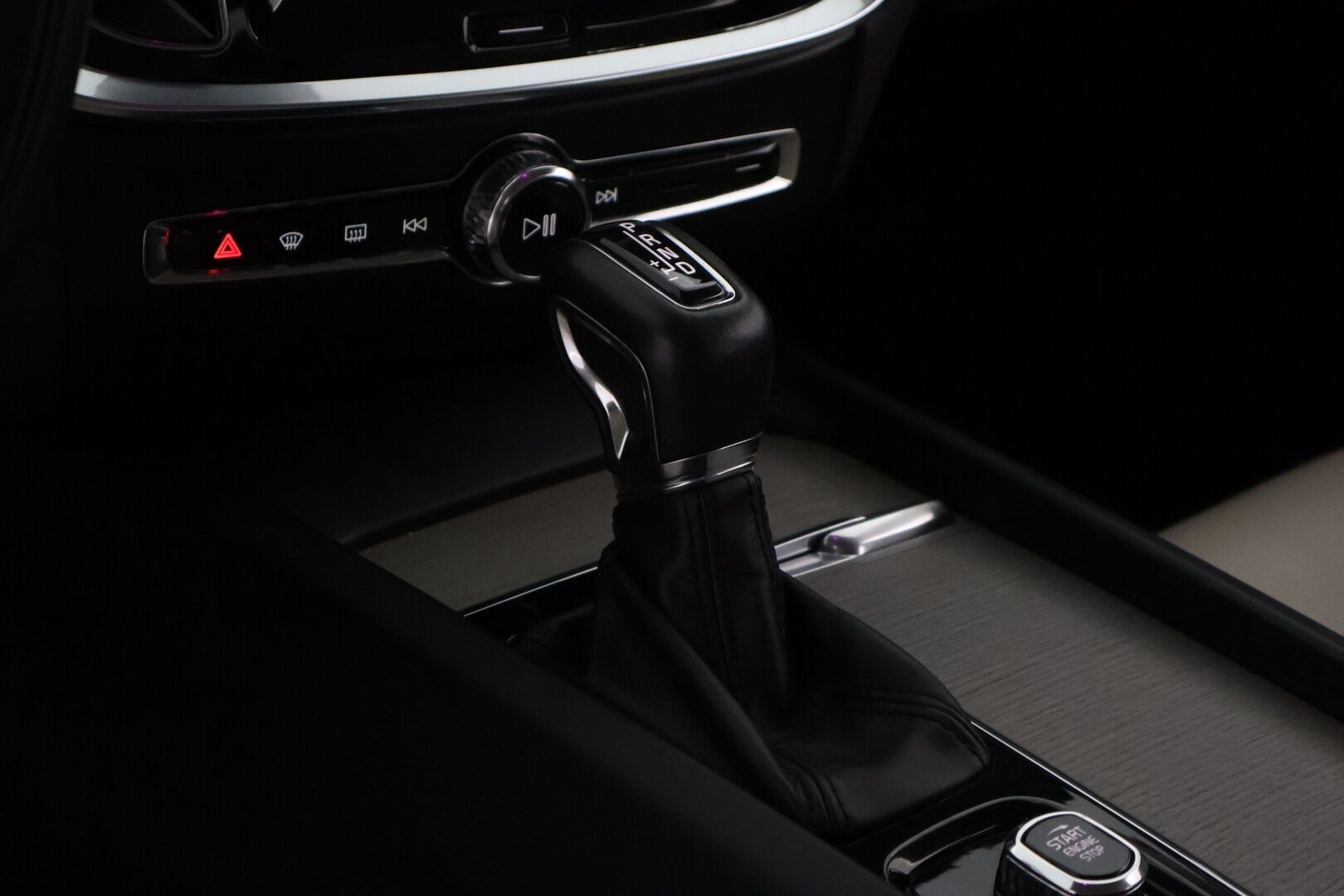 Volvo V60 2019 D4 AWD Business Inscription aut - ACC | Pilot assist | Webasto | P-kamera | Muistipenkki | BLIS | Huippu varusteltu! 