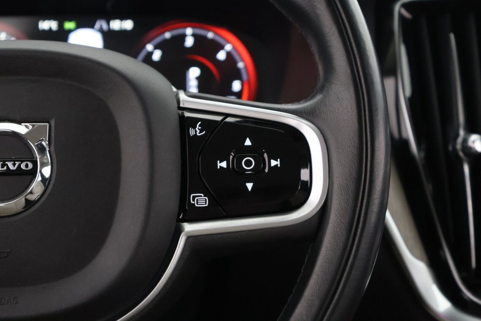 Volvo V60 2019 D4 AWD Business Inscription aut - ACC | Pilot assist | Webasto | P-kamera | Muistipenkki | BLIS | Huippu varusteltu! 
