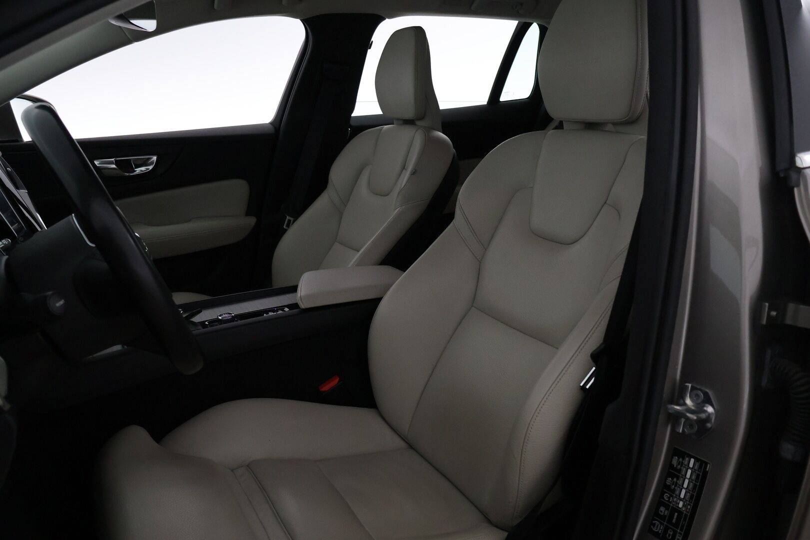 Volvo V60 2019 D4 AWD Business Inscription aut - ACC | Pilot assist | Webasto | P-kamera | Muistipenkki | BLIS | Huippu varusteltu! 