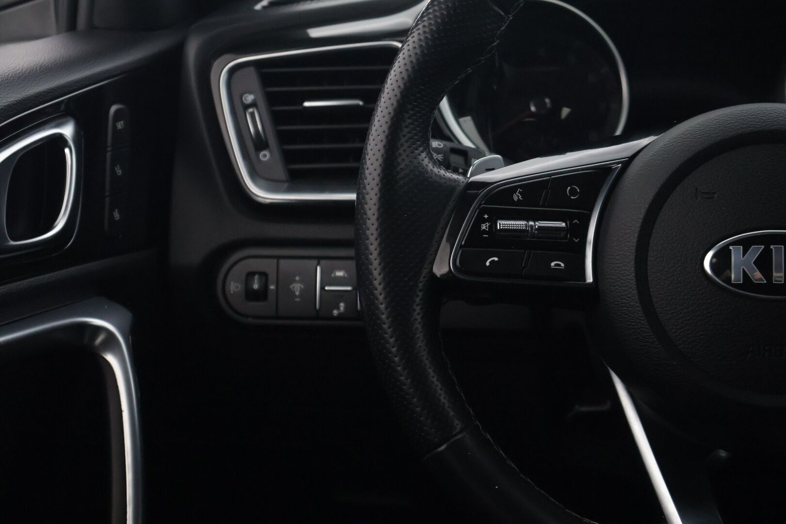 Kia ProCeed 2019 1,4 T-GDI ISG 140hv GT-Line Business Premium* Adap.vakkari / Lohko / Kamera / Ratinlämmitin / Muistipenkki / Sähkäkontti * - * Huippuvarusteet / GT-Line / Merkkihuollot / Särmä yksilö / 2x hyvät renkaat vanteineen *